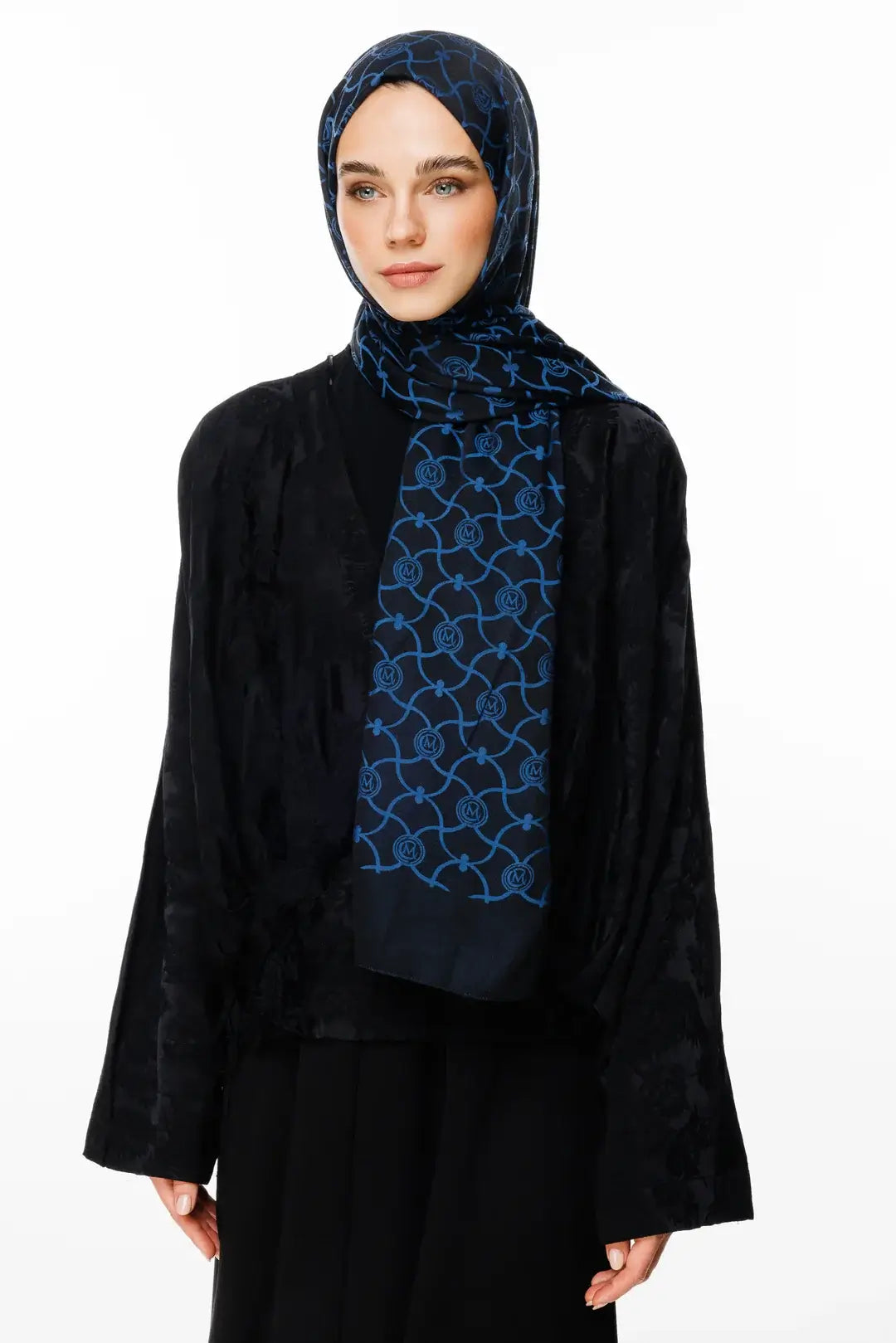 Zarif tasarımıyla dikkat çeken siyah-indigo Marrakech şal modeli