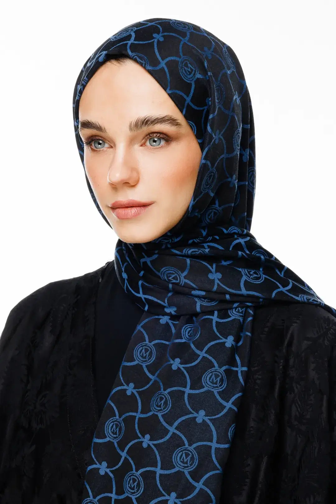 Siyah ve indigo tonlarının modern uyumunu yansıtan Marrakech desen çift taraflı şal