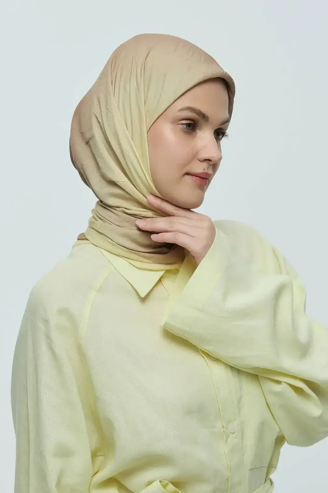 Bambu Eşarp model üzerinde Butter Yellow duruş
