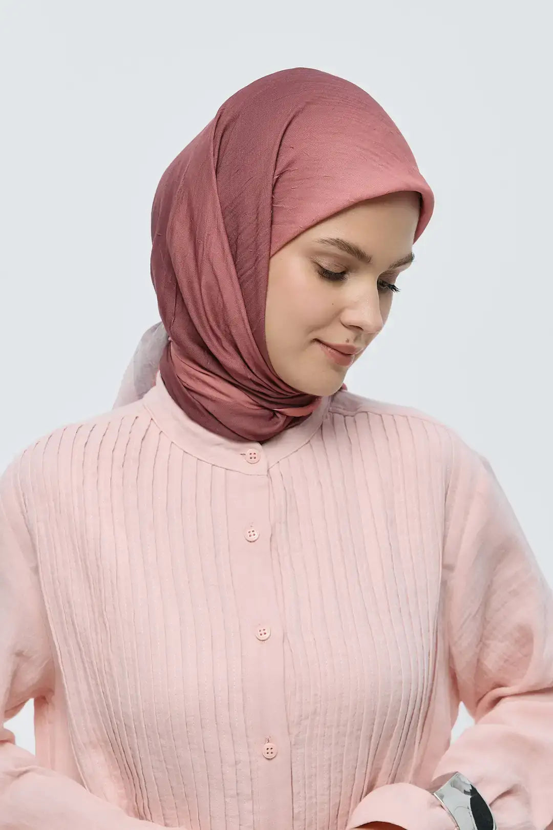 Bambu Eşarp model üzerinde zarif duruş Gül Kurusu