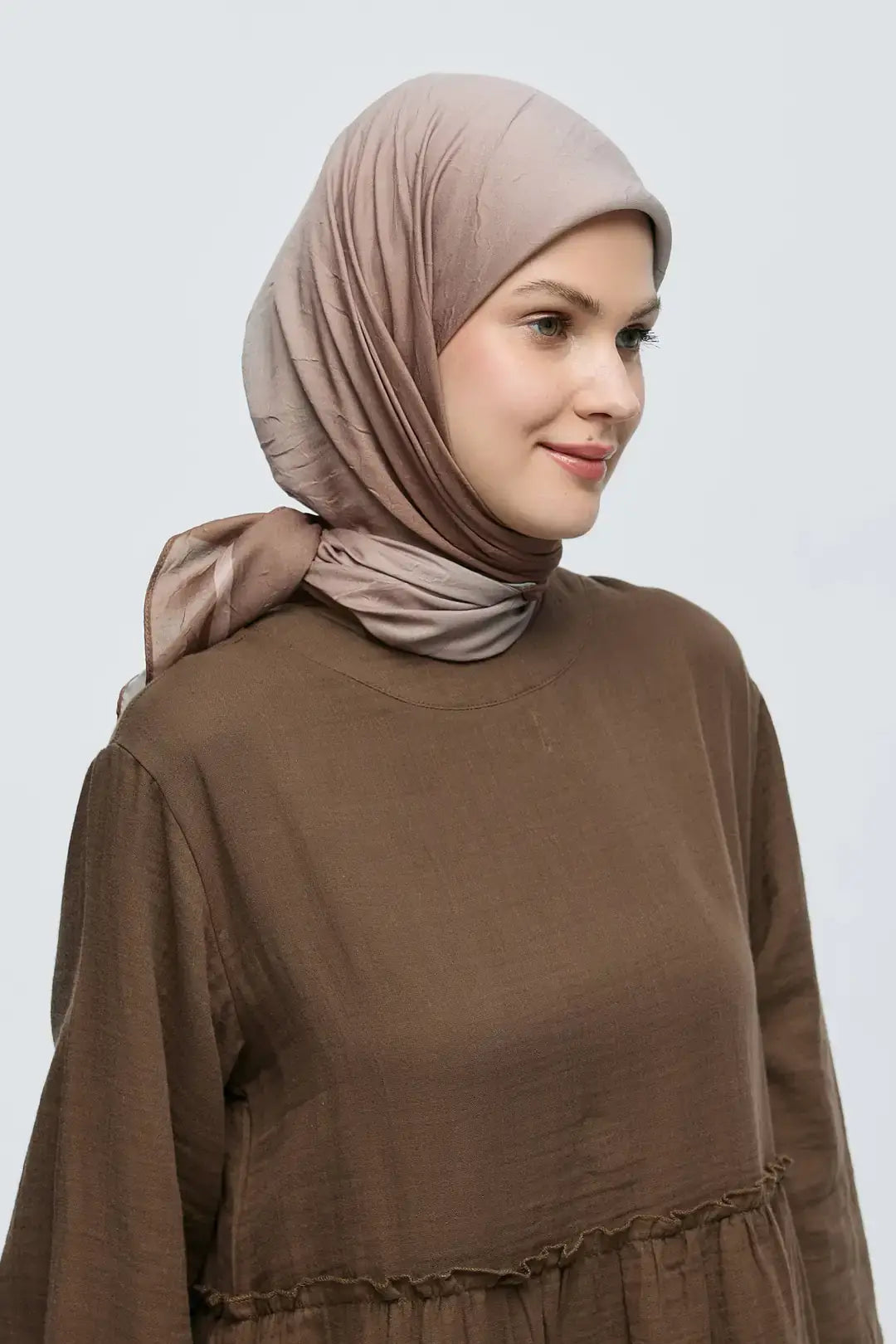 Bambu Eşarp model üzerinde zarif duruş Koyu Vizon