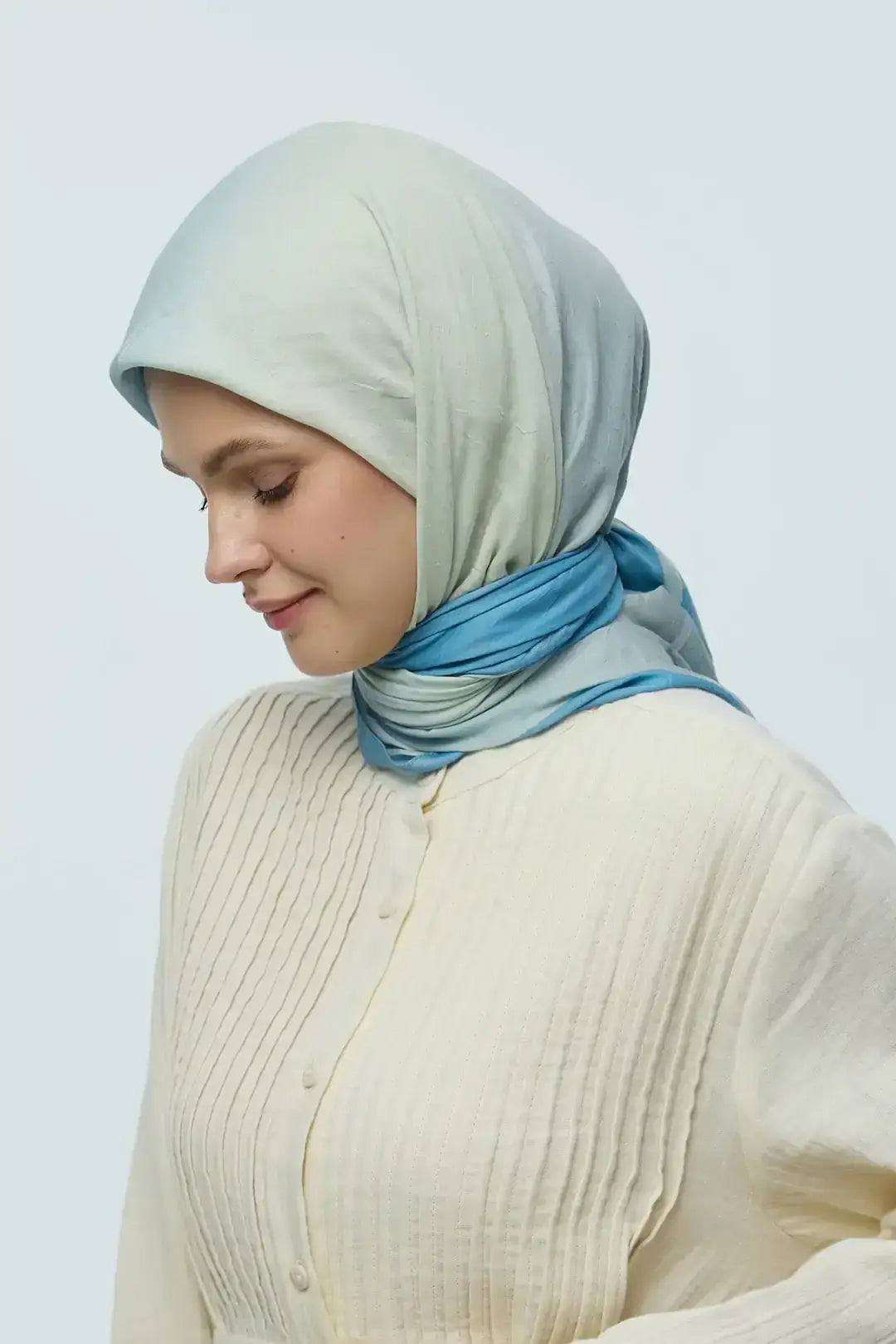 Bambu Eşarp model üzerinde zarif duruş Su Yeşili