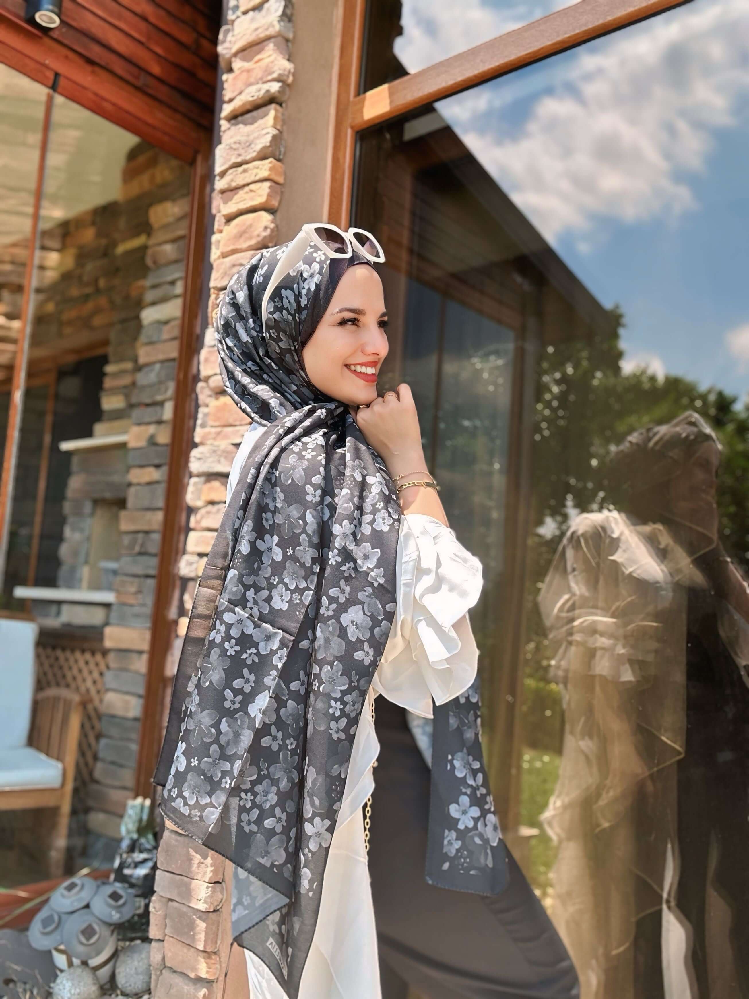 Nefes alabilen soft şal Siyah Blom Desen ile zarif kombin önerisi