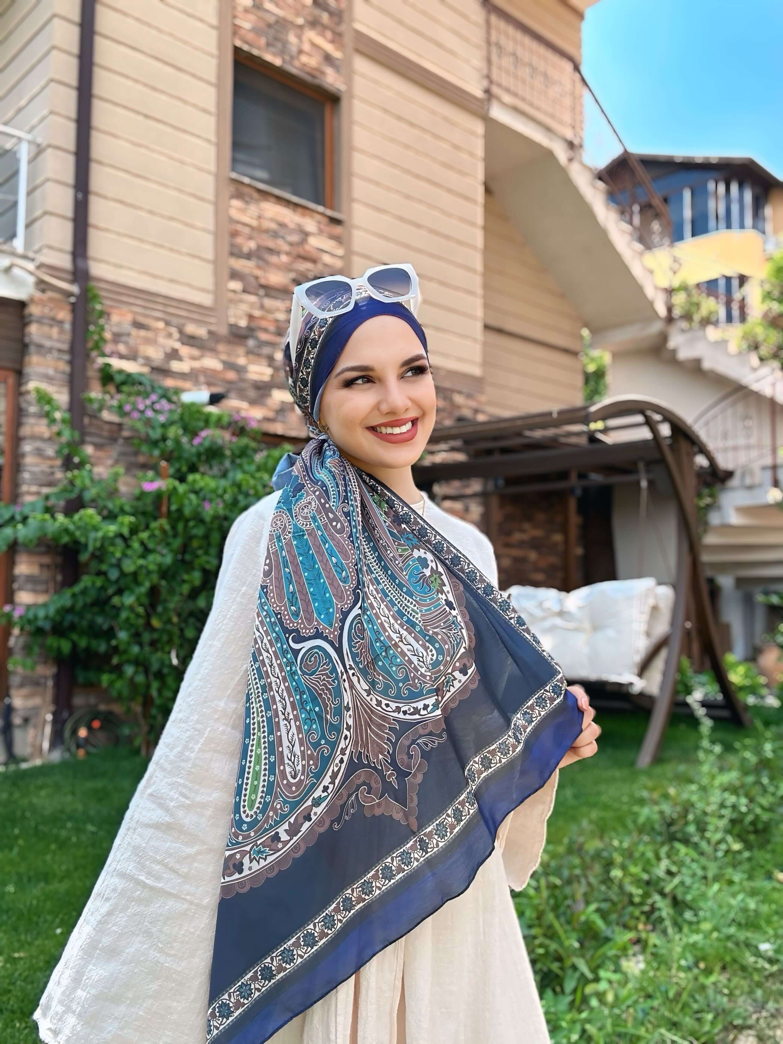 Lacivert çiçekli etnik desen şal ile zarif ve modern bir stil oluşturun
