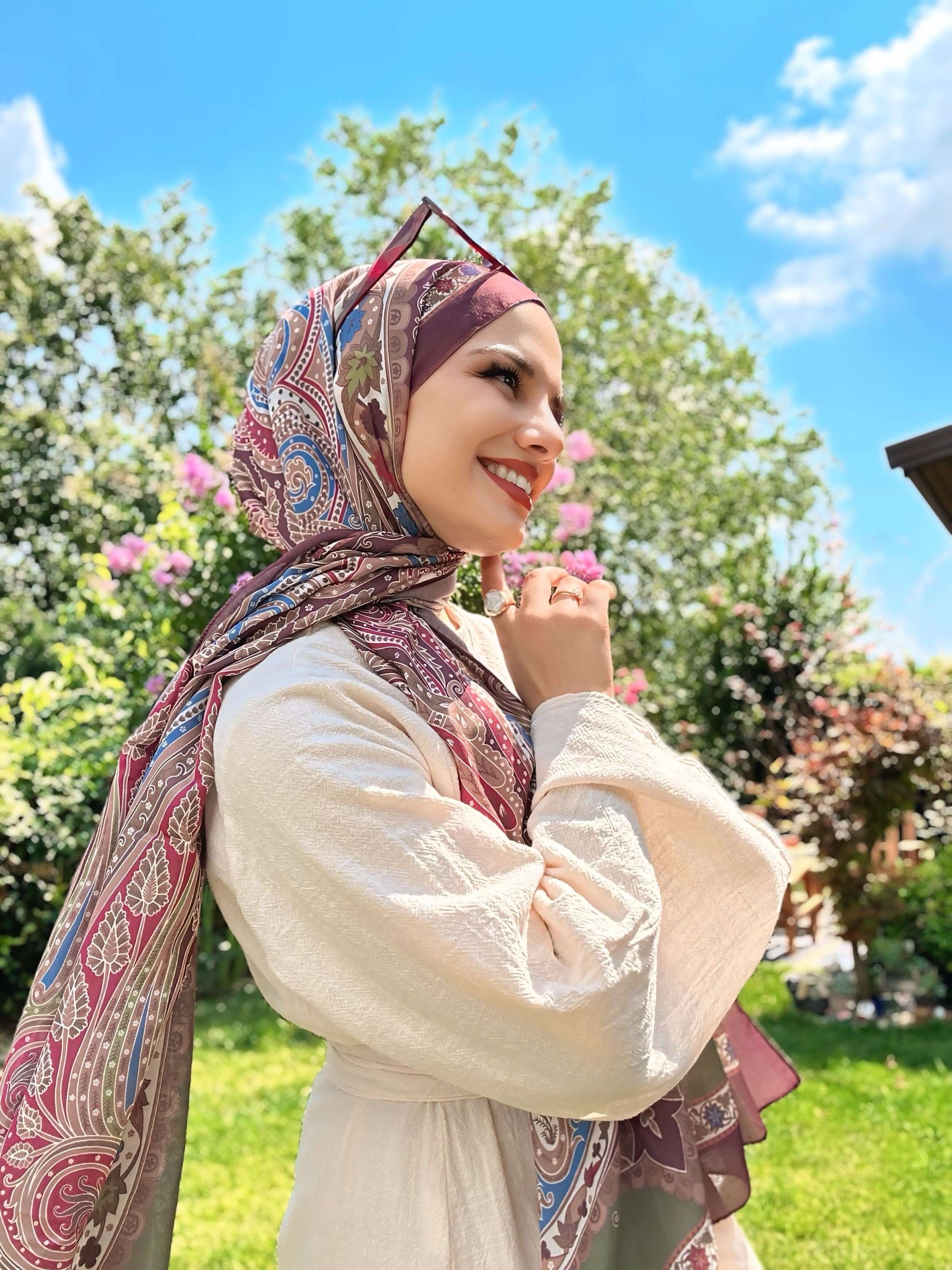 Canlı çiçek motifleriyle öne çıkan mürdüm etnik desen şal modeli