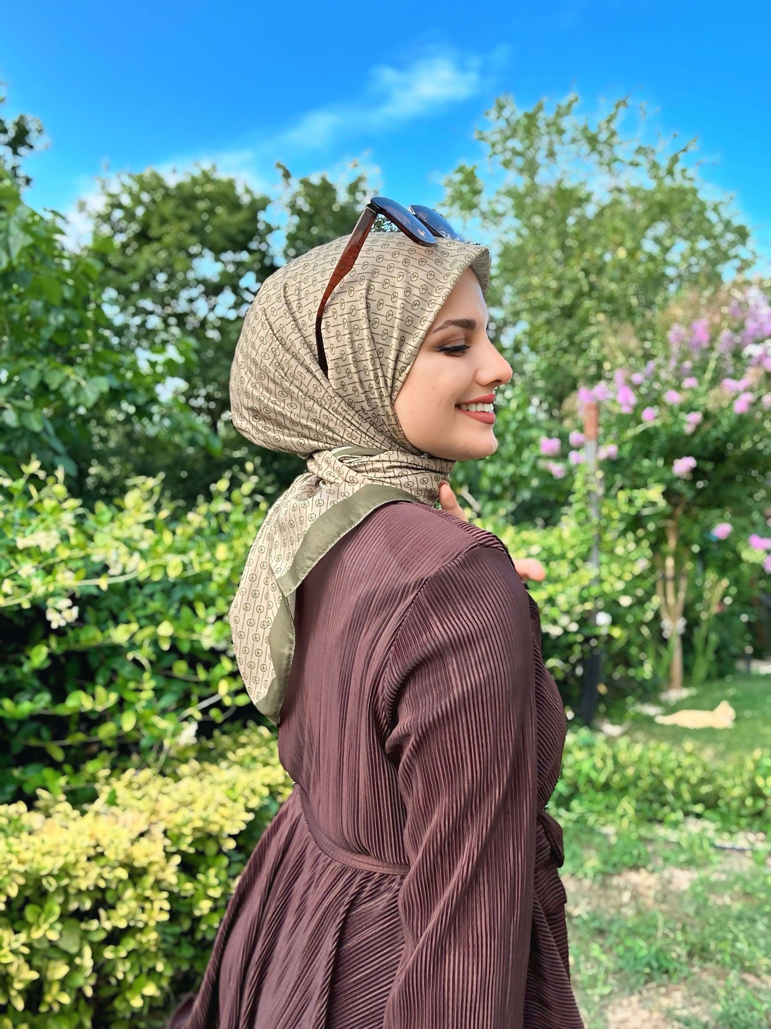 Yumuşak dokulu Haki Bej Çizgisel Daire MK Pamuk Eşarp ile zarif stil