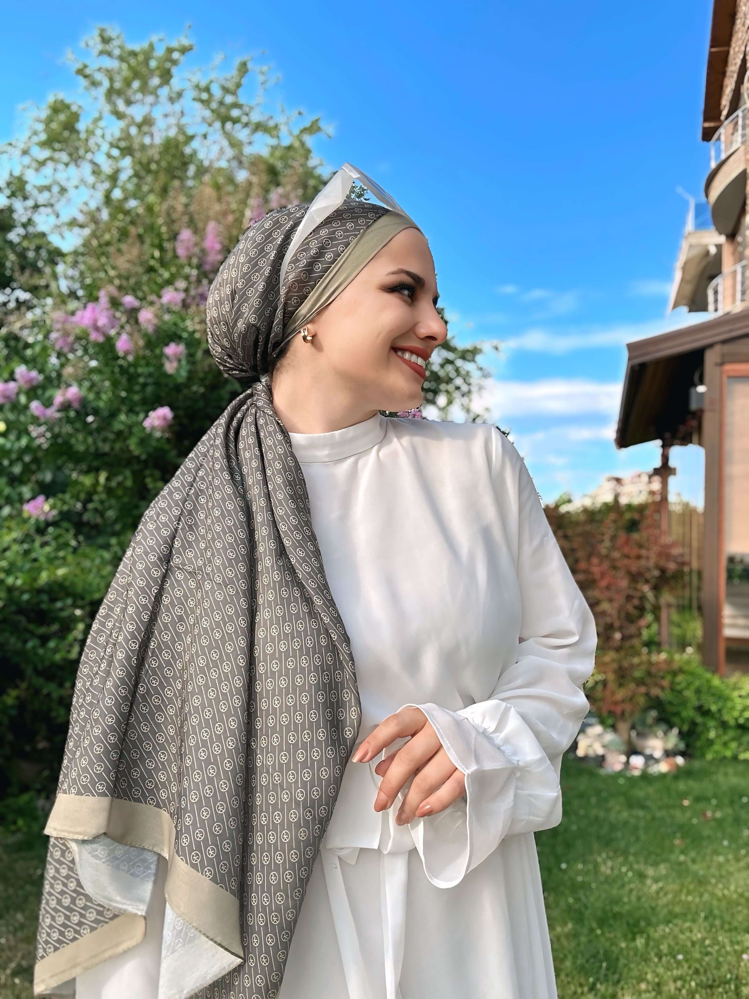 Yumuşak dokulu Haki Duman Çizgisel Daire MK Pamuk Eşarp ile zarif stil