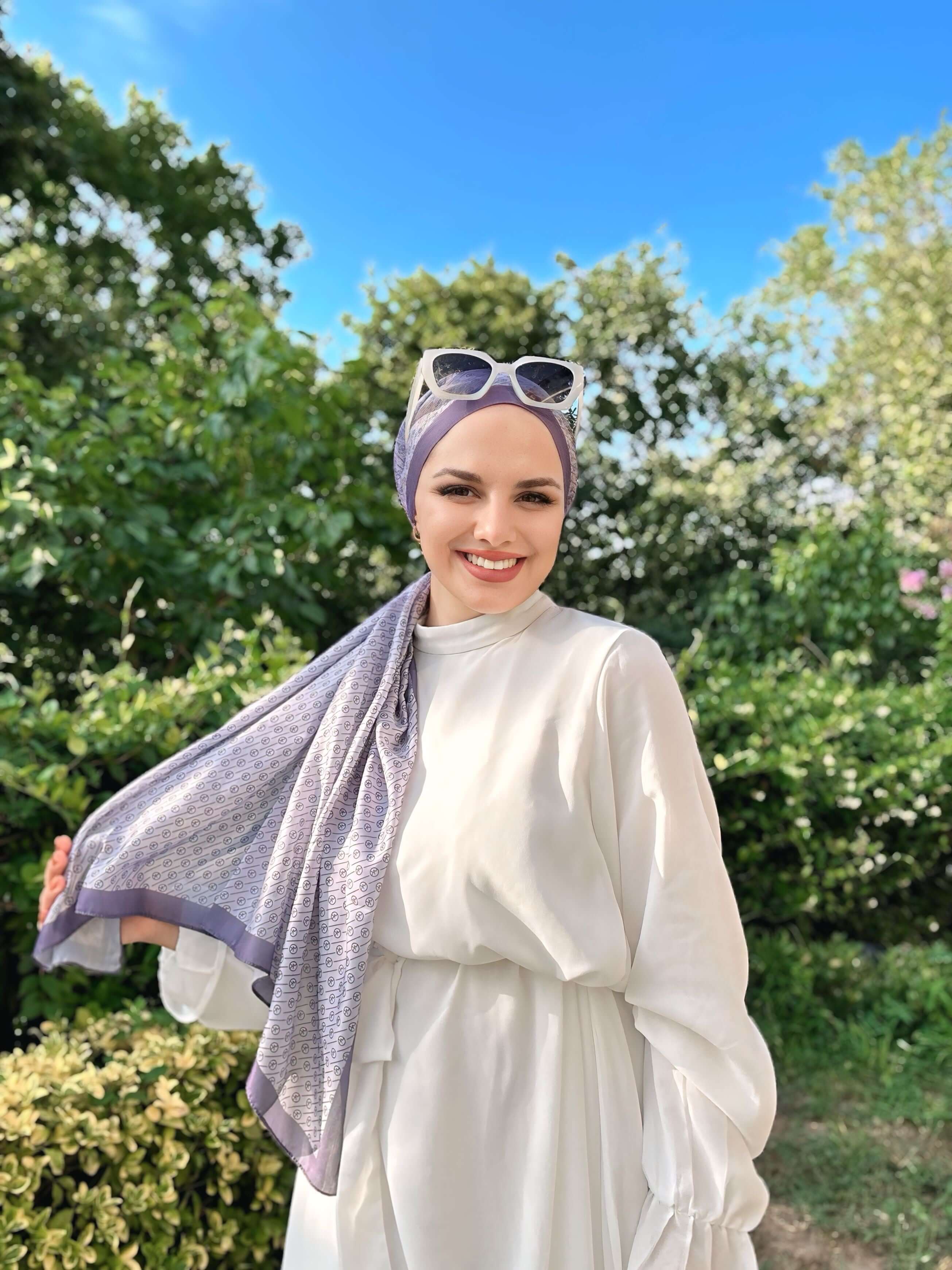 Yumuşak dokulu Lila Mor Çizgisel Daire MK Pamuk Eşarp ile şık stil