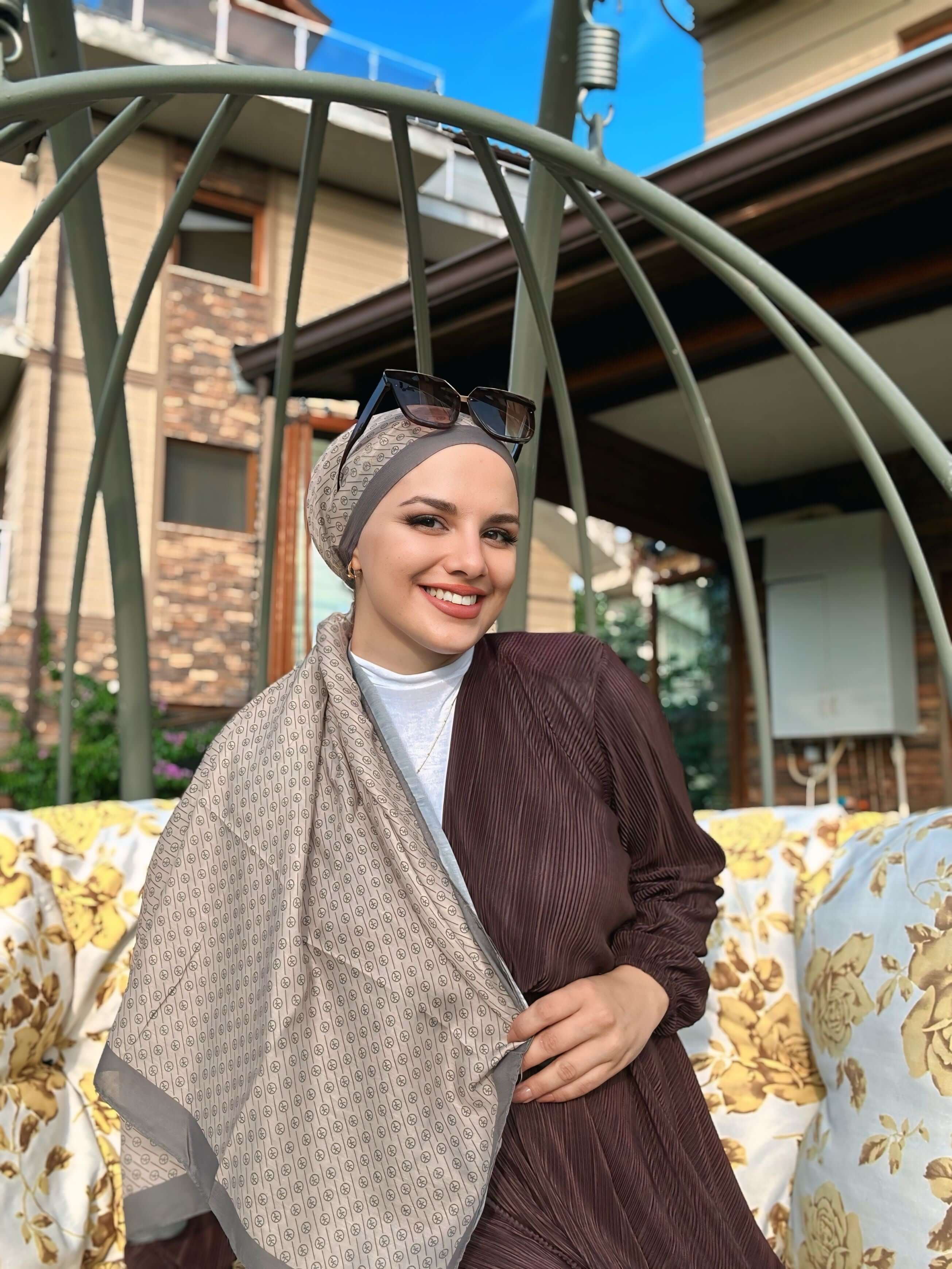 Yumuşak dokulu Taş Gri Çizgisel Daire MK Pamuk Eşarp ile şık stil