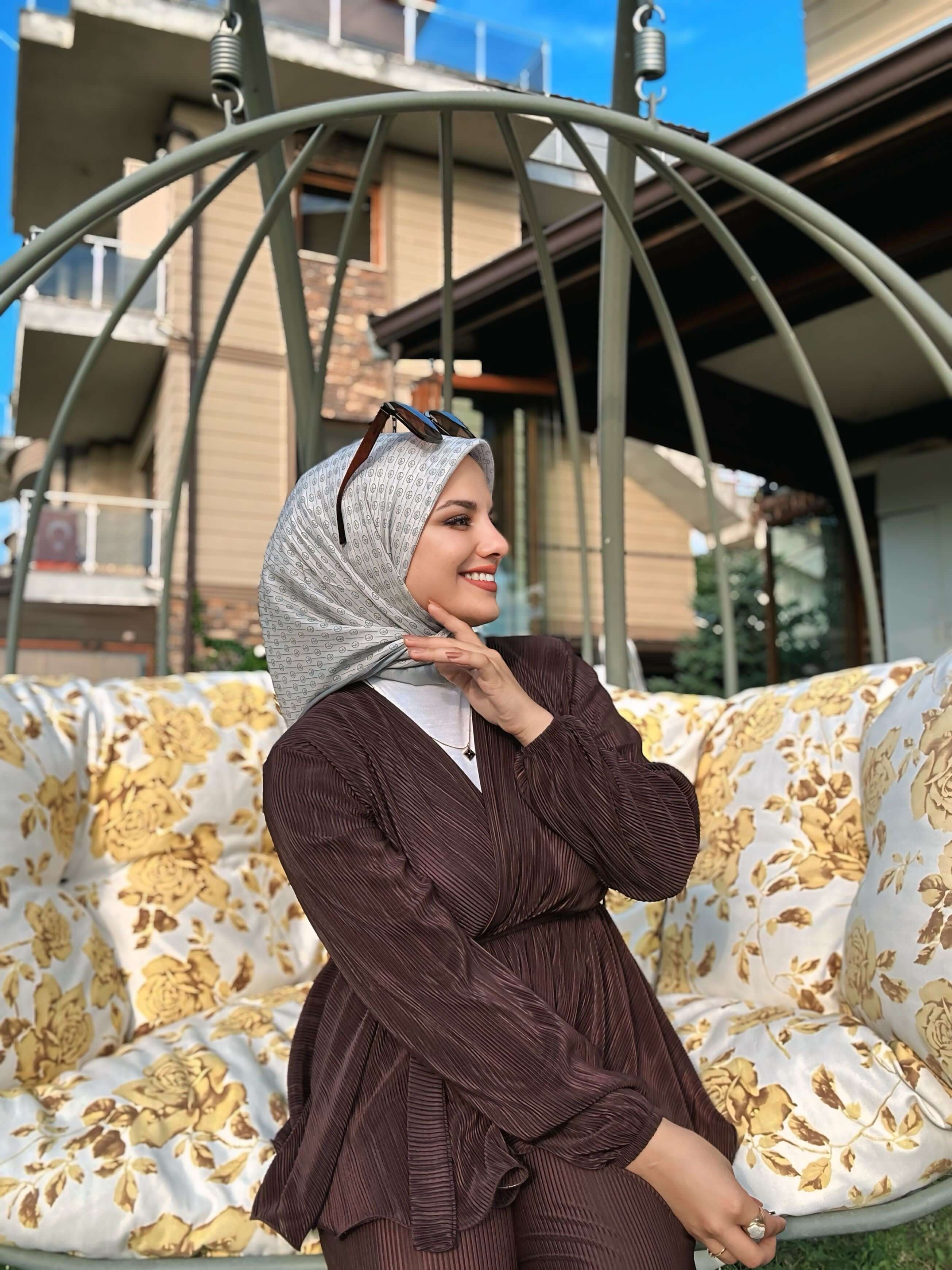 Yumuşak dokulu Gri Füme Çizgisel Daire MK Pamuk Eşarp ile şık stil