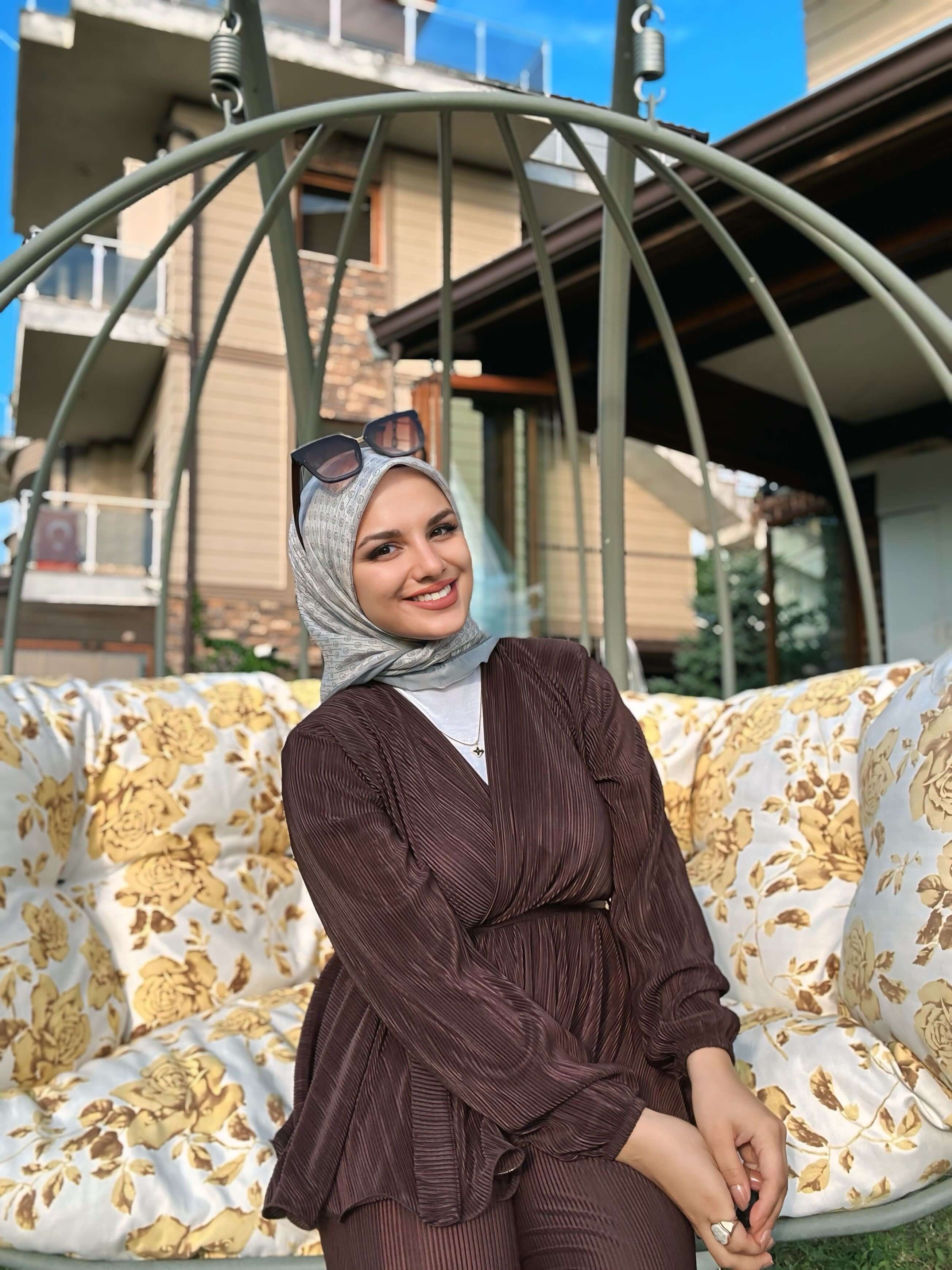 Şık desenli Gri Füme Çizgisel Daire MK Pamuk Eşarp yakın plan
