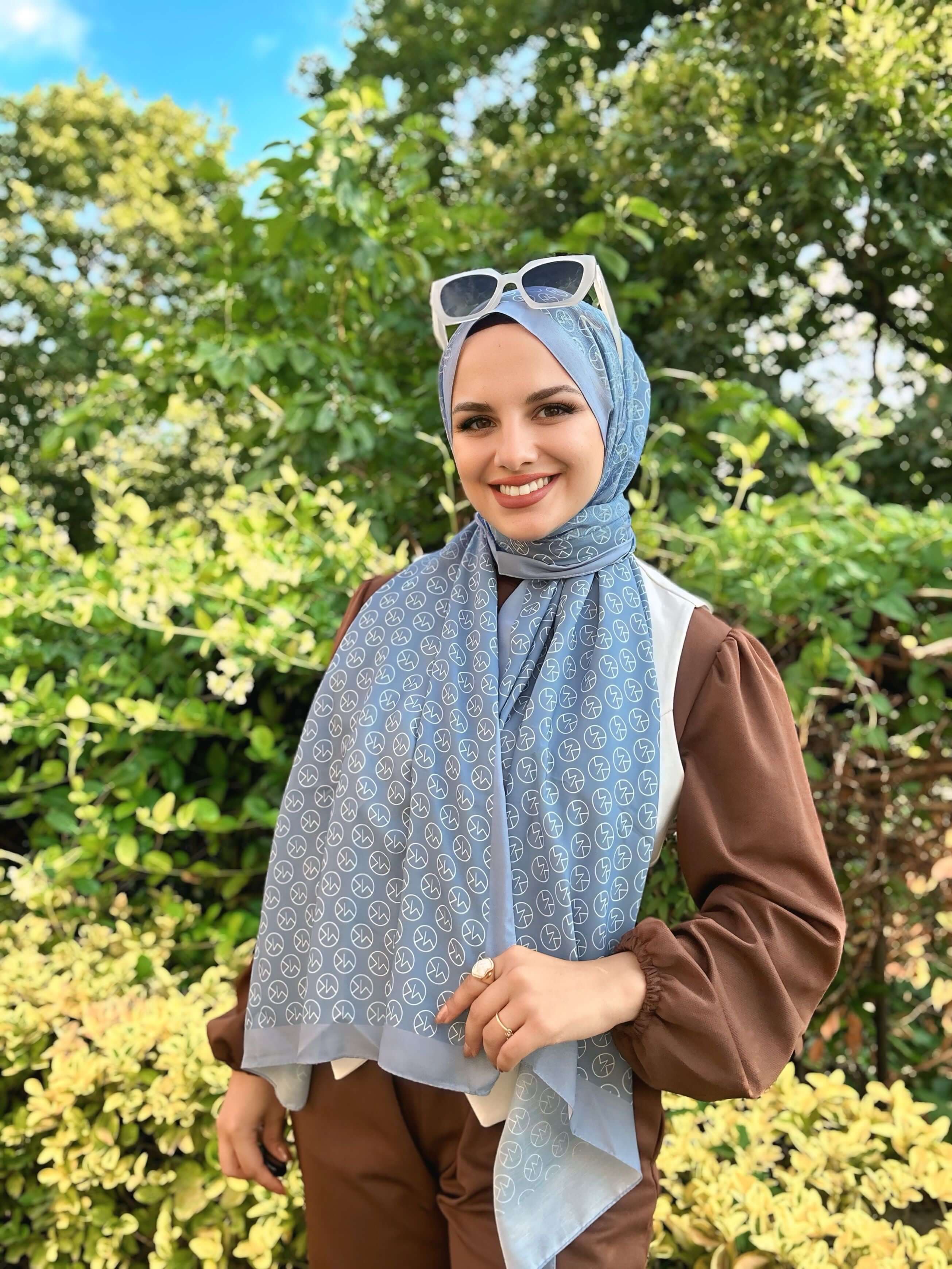 Nefes alabilen MK Desen Pamuk Şal Mavi ile rahat ve zarif kombin
