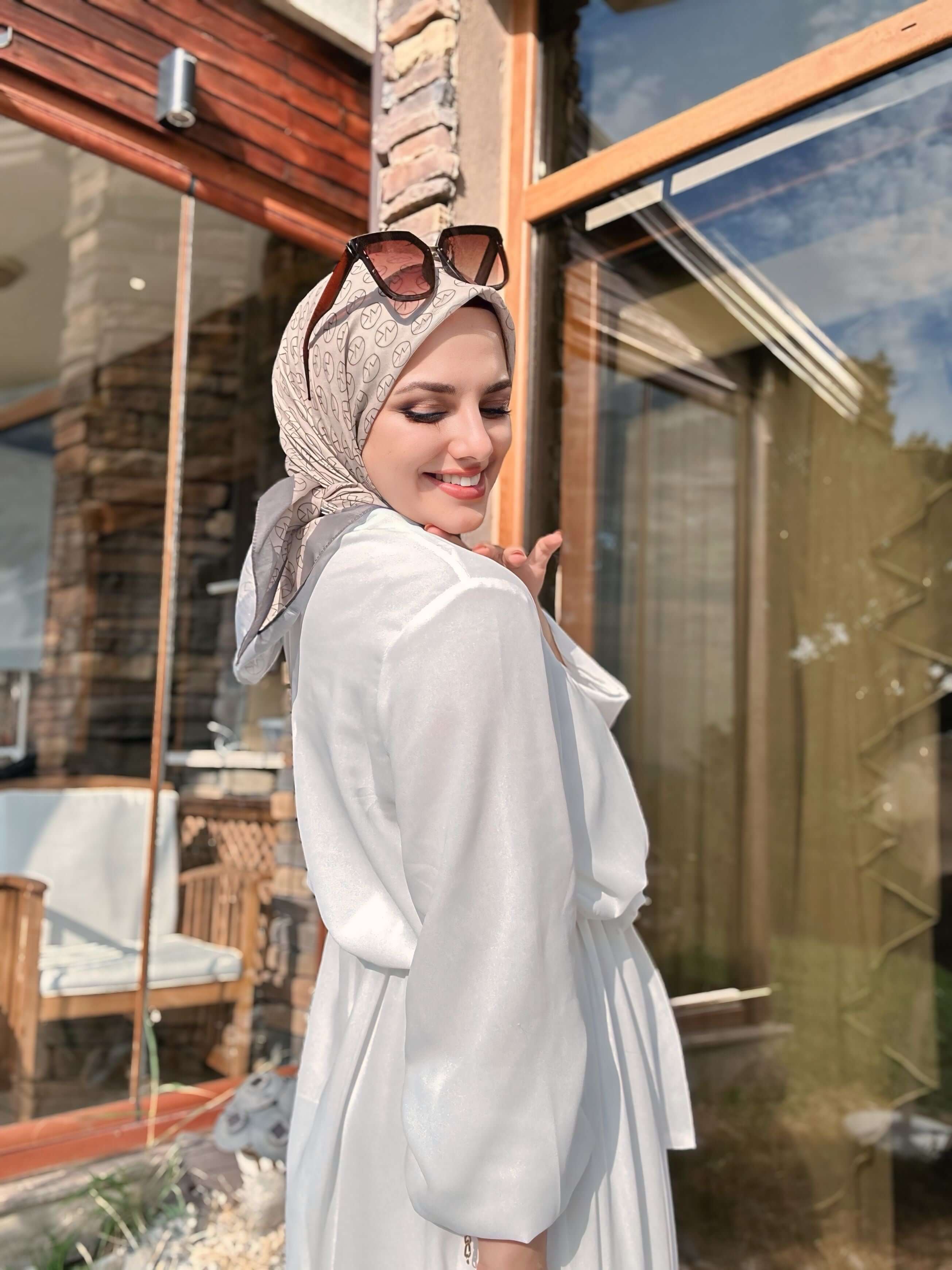 Yumuşak dokulu Yeşil Bej MK Pamuk Eşarp ile şık kombin önerisi