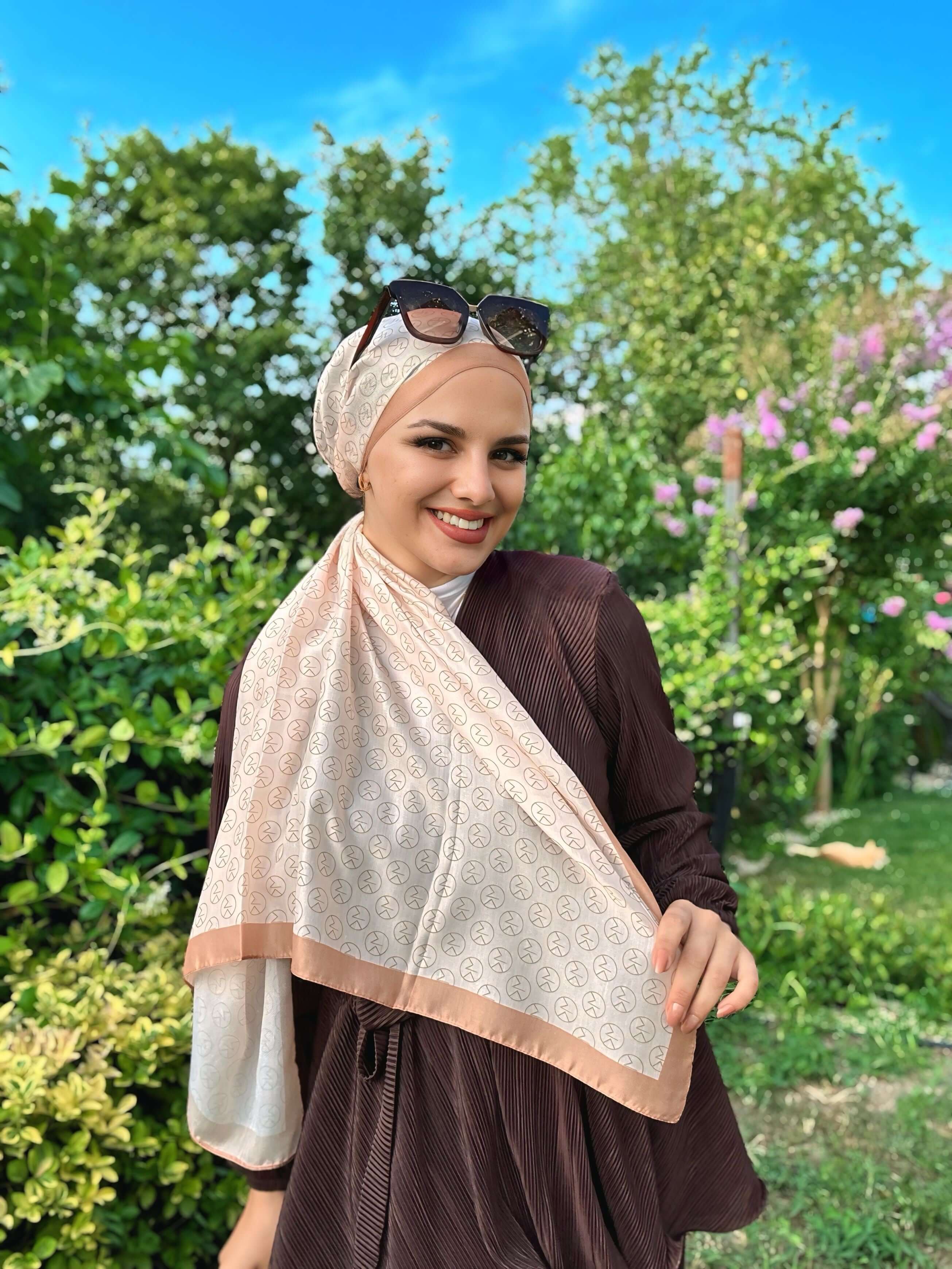 Yumuşak dokulu Krem Somon MK Pamuk Eşarp ile şık kombin önerisi
