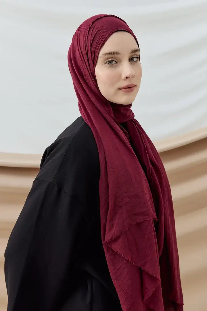 Yumuşak dokulu Koyu Bordo Aya Serisi Şal ile stil önerisi