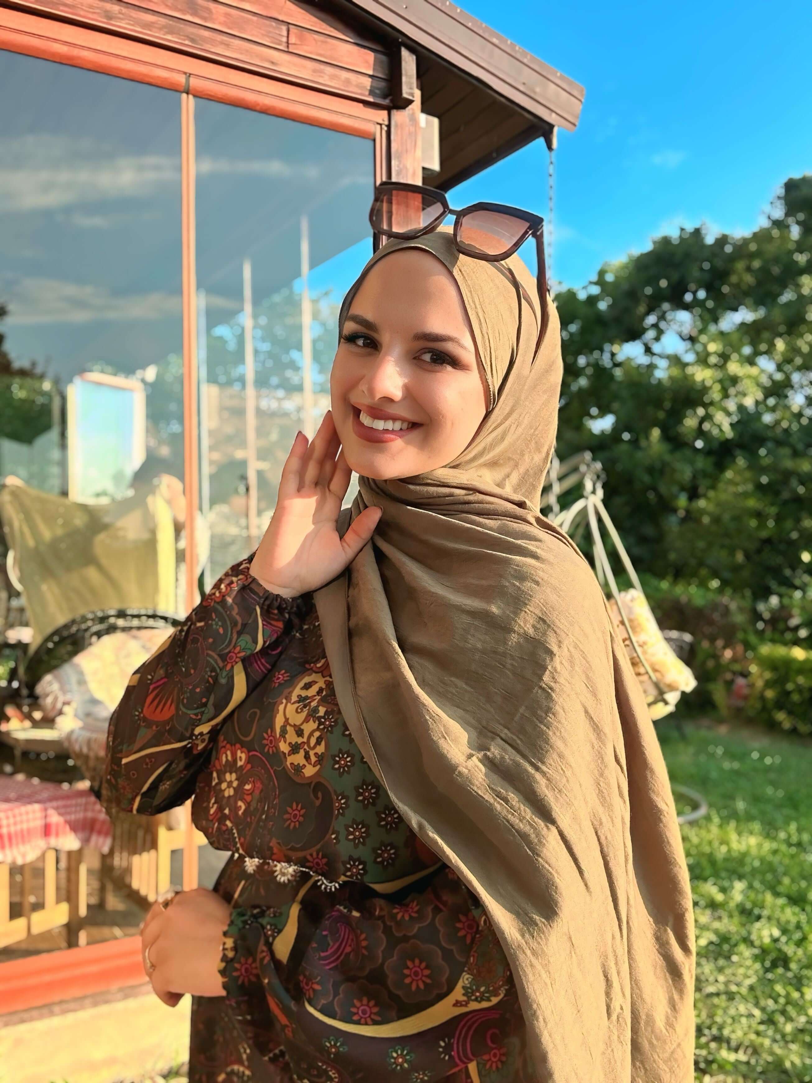 Nefes alabilen Modal Şal Koyu Haki ile şık ve doğal kombin