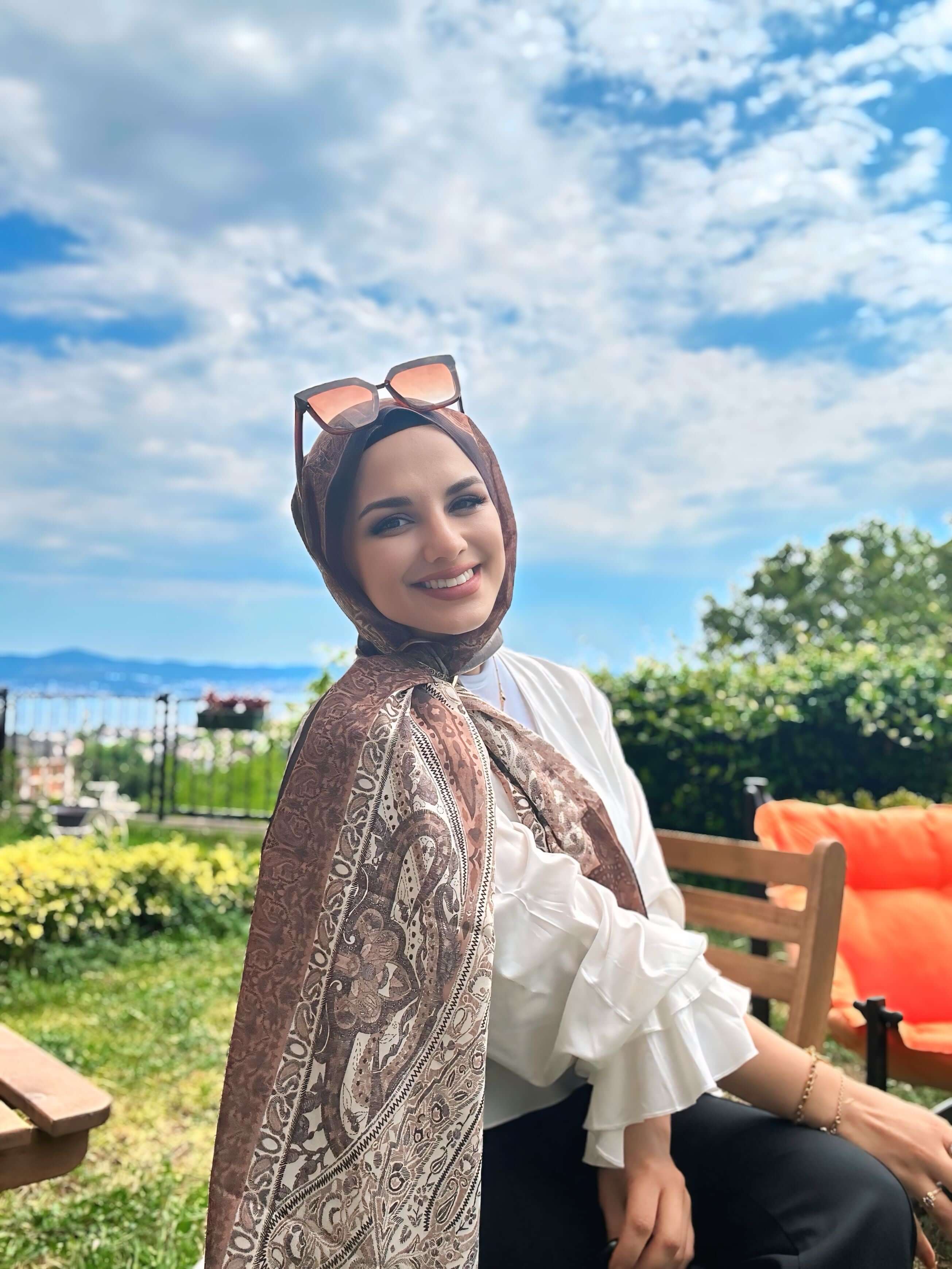 Nefes alabilen soft şal Kahve Vela Desen ile şık kombin önerisi