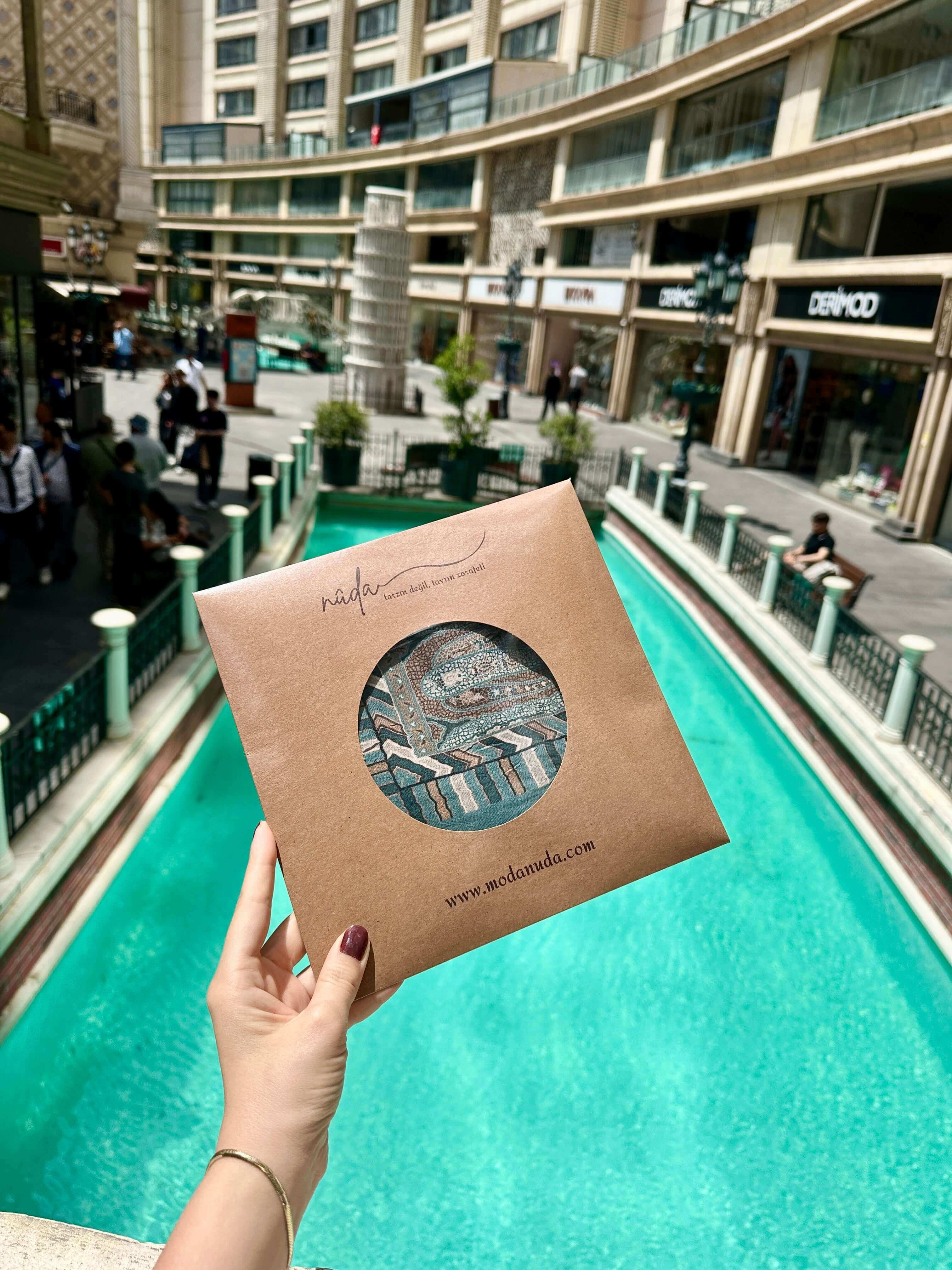 Sizden Gelenler – Moda Nûda şıklığını şehir sokaklarında gururla taşıyan zarif bir dokunuş. Her karede stilin gücü hissediliyor.