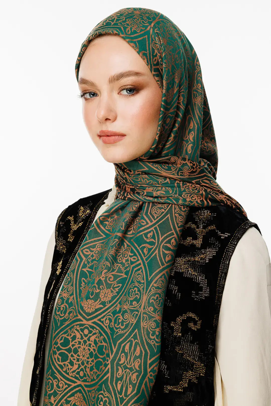 Günlük ve özel davetlerde sofistike görünüm sunan Morocco desen şal modeli