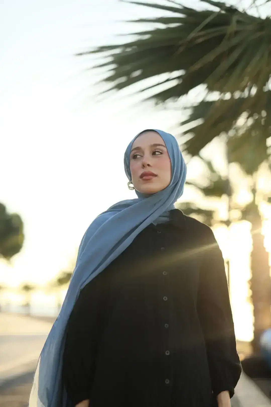 "Neo Pamuk Şal marin rengiyle doğadan ilham alan şıklığı yansıtıyor, hafif yapısıyla konfor sunuyor."