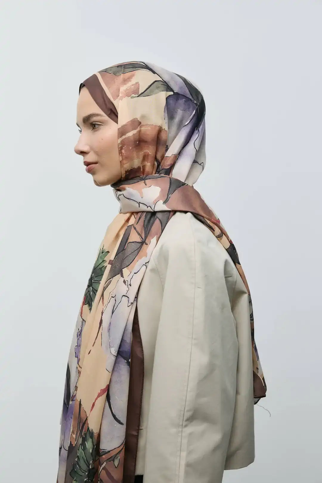 Pamuk Şal Nileya Desen Acı Kahve model üzerinde dökümlü duruş