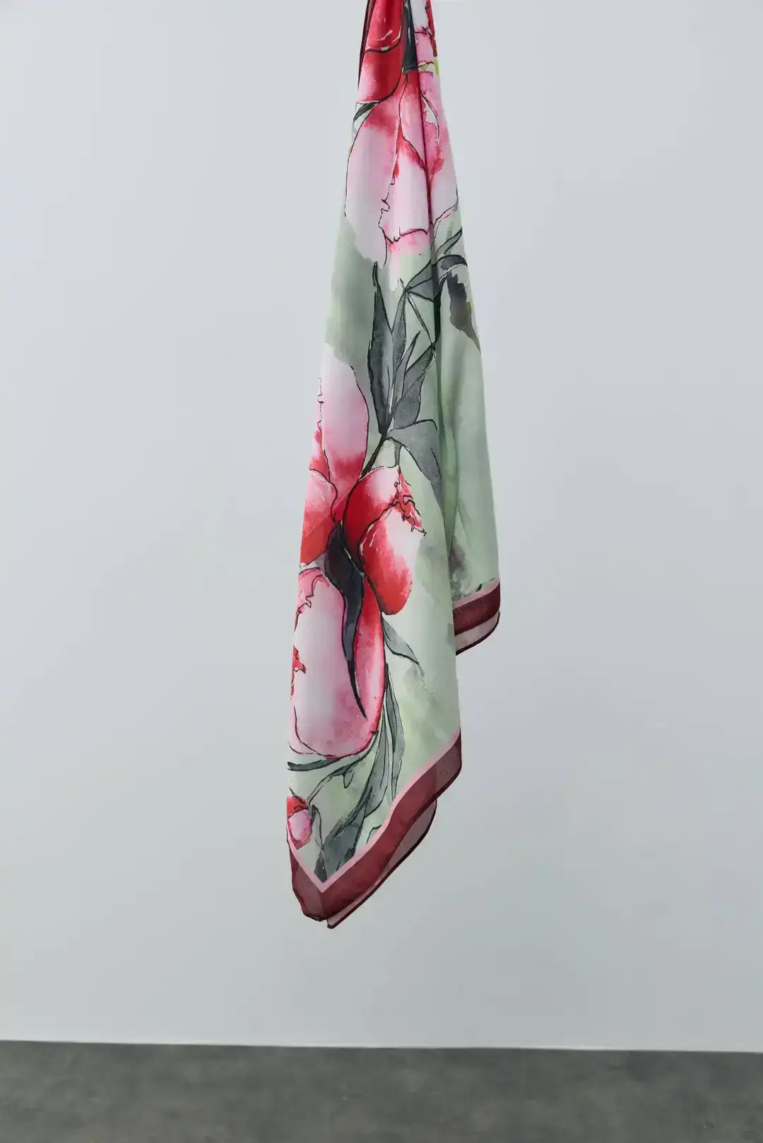 Pamuk Şal Nileya Desen Bordo model üzerinde dökümlü duruş