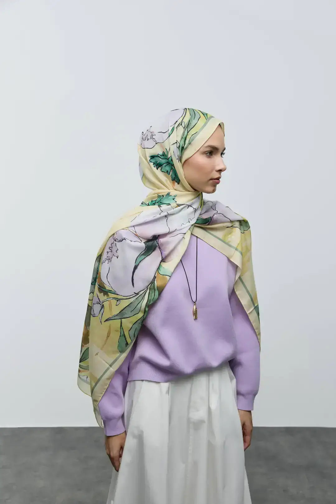 Pamuk Şal Nileya Desen Butter Yellow model üzerinde dökümlü duruş