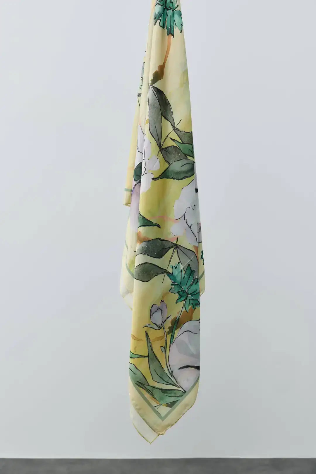 Pamuk Şal Butter Yellow kombin örneği doğal ışıkta