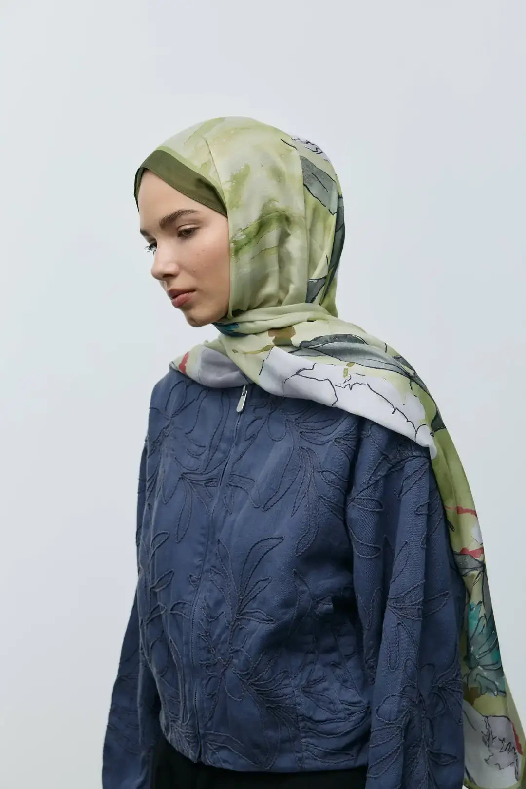 Pamuk Şal Nileya Desen Haki-Yeşil Çay model üzerinde dökümlü duruş