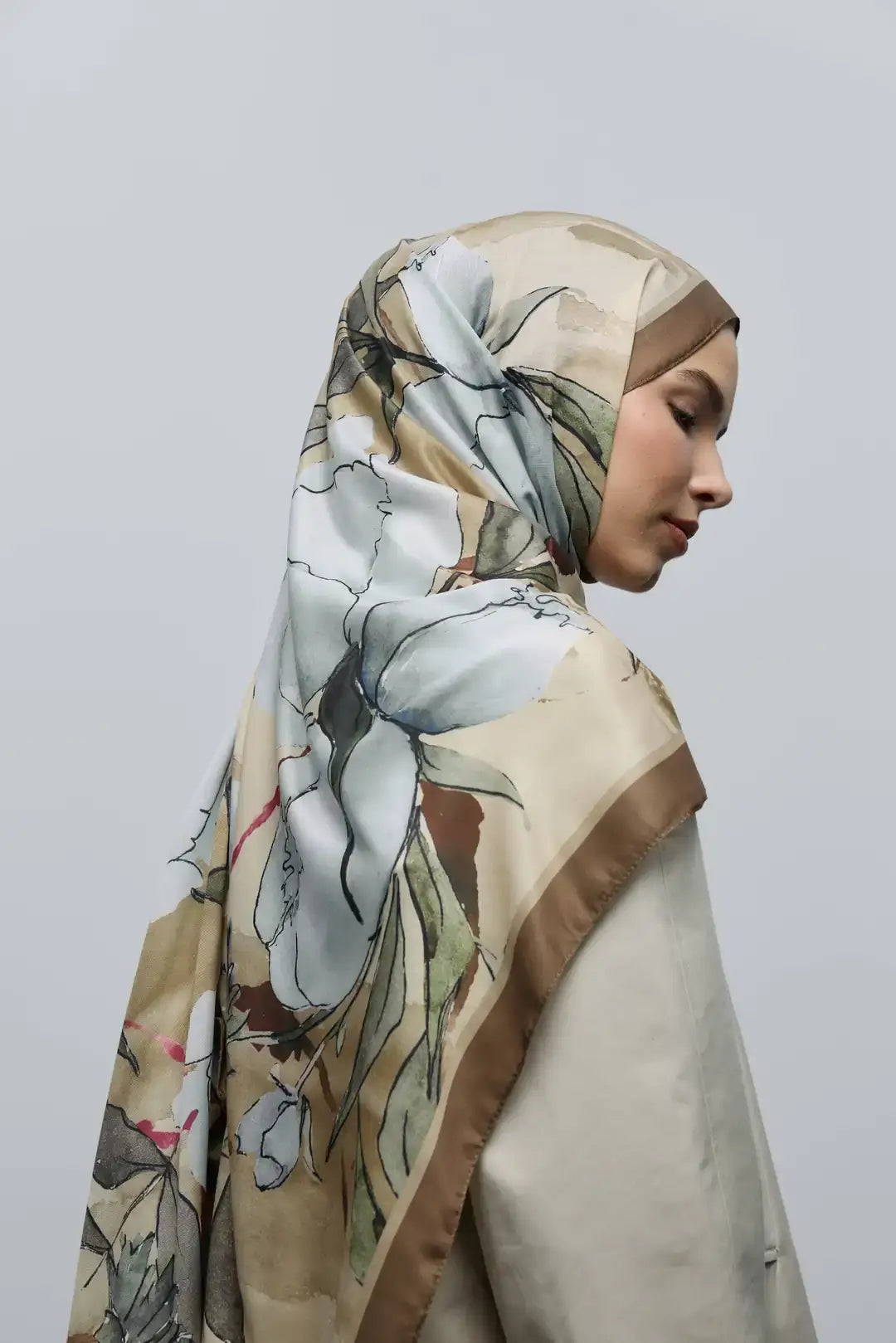 Pamuk Şal Nileya Desen Kahverengi model üzerinde dökümlü duruş