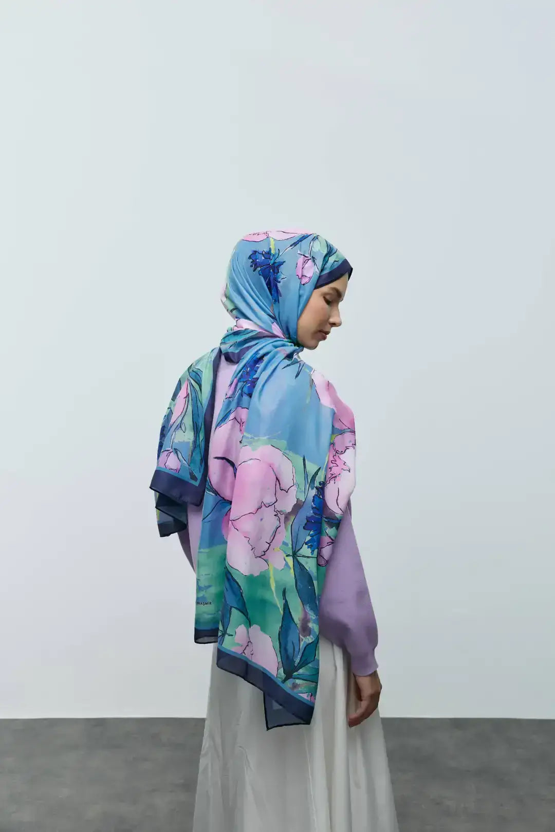 Pamuk Şal Nileya Desen Lacivert model üzerinde dökümlü duruş