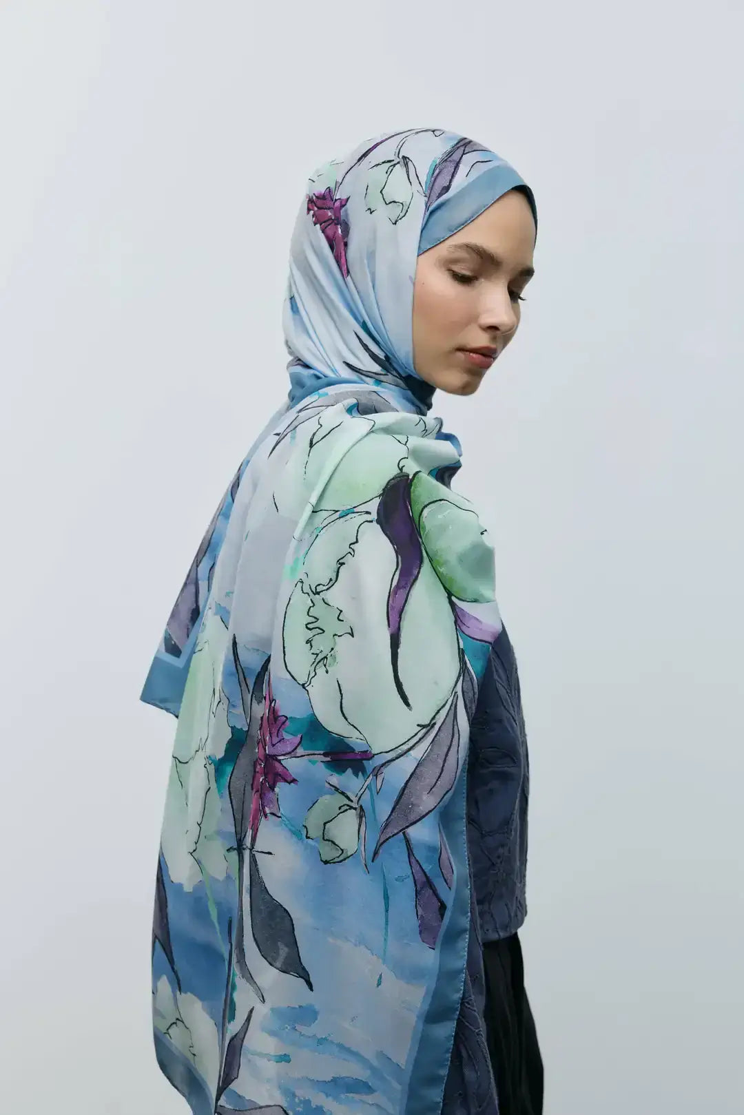 Pamuk Şal Nileya Desen Mavi Gri model üzerinde dökümlü duruş