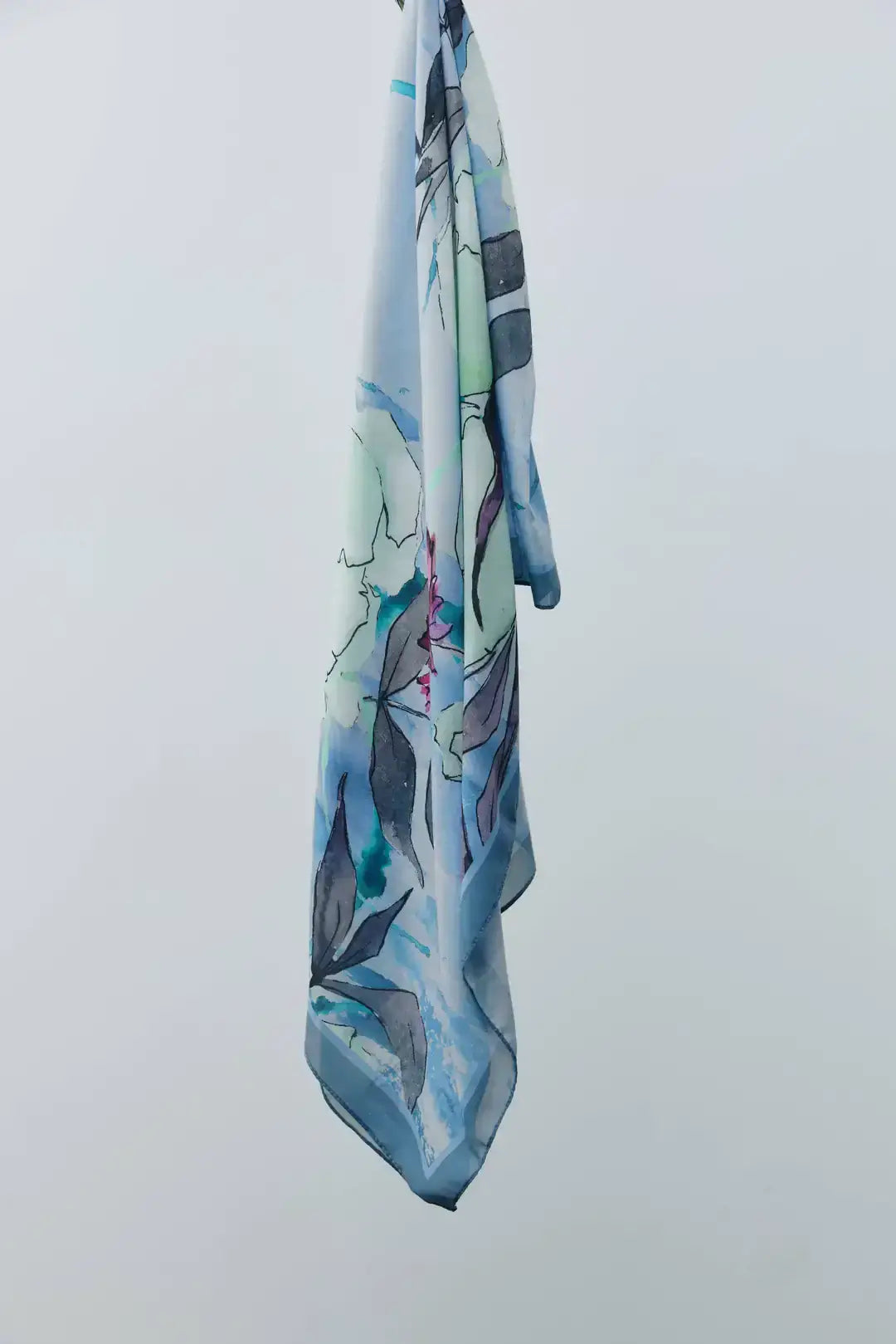 Pamuk Şal Mavi Gri kombin örneği doğal ışıkta