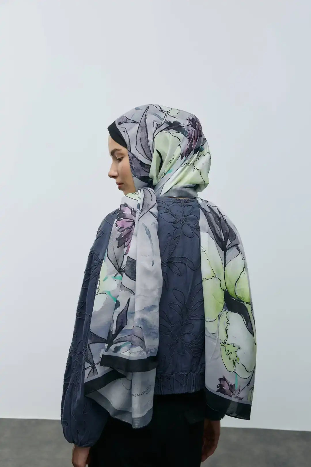 Pamuk Şal Nileya Desen Siyah-Lila model üzerinde dökümlü duruş