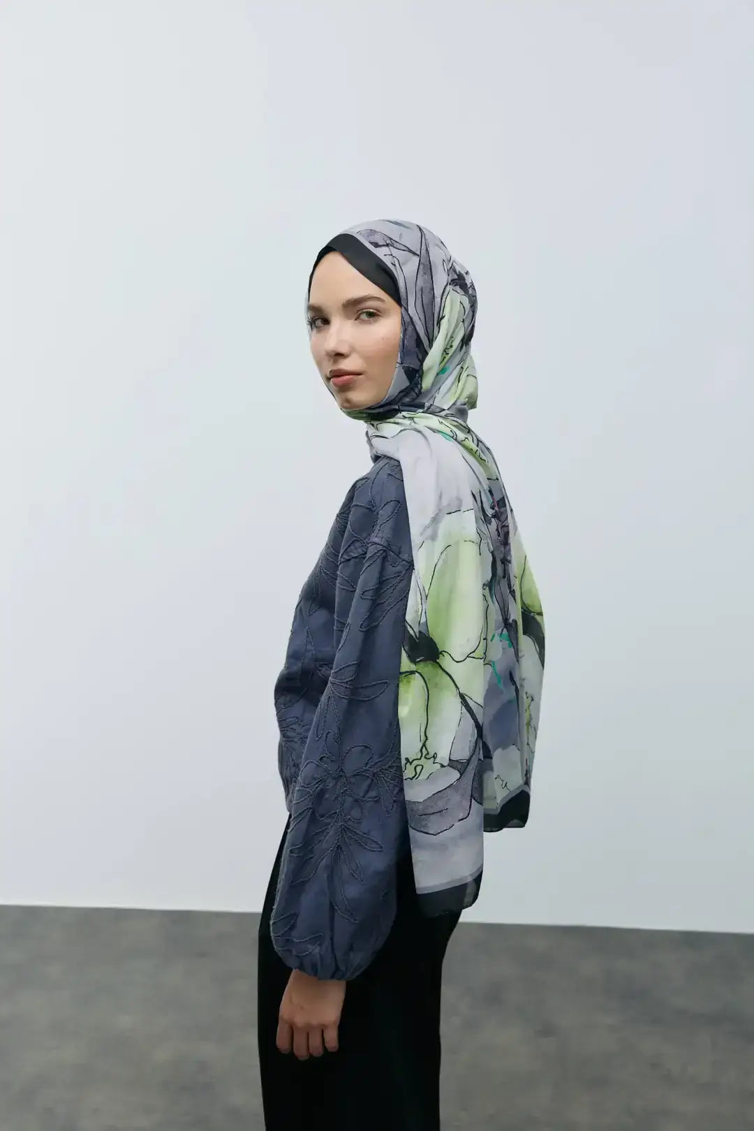 Pamuk Şal Nileya Desen Siyah-Lila önden görünüm soft dokuda