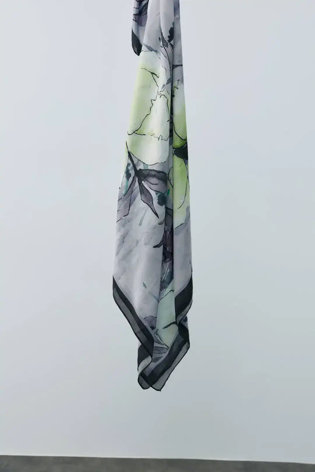 Pamuk Şal Siyah-Lila kombin örneği doğal ışıkta