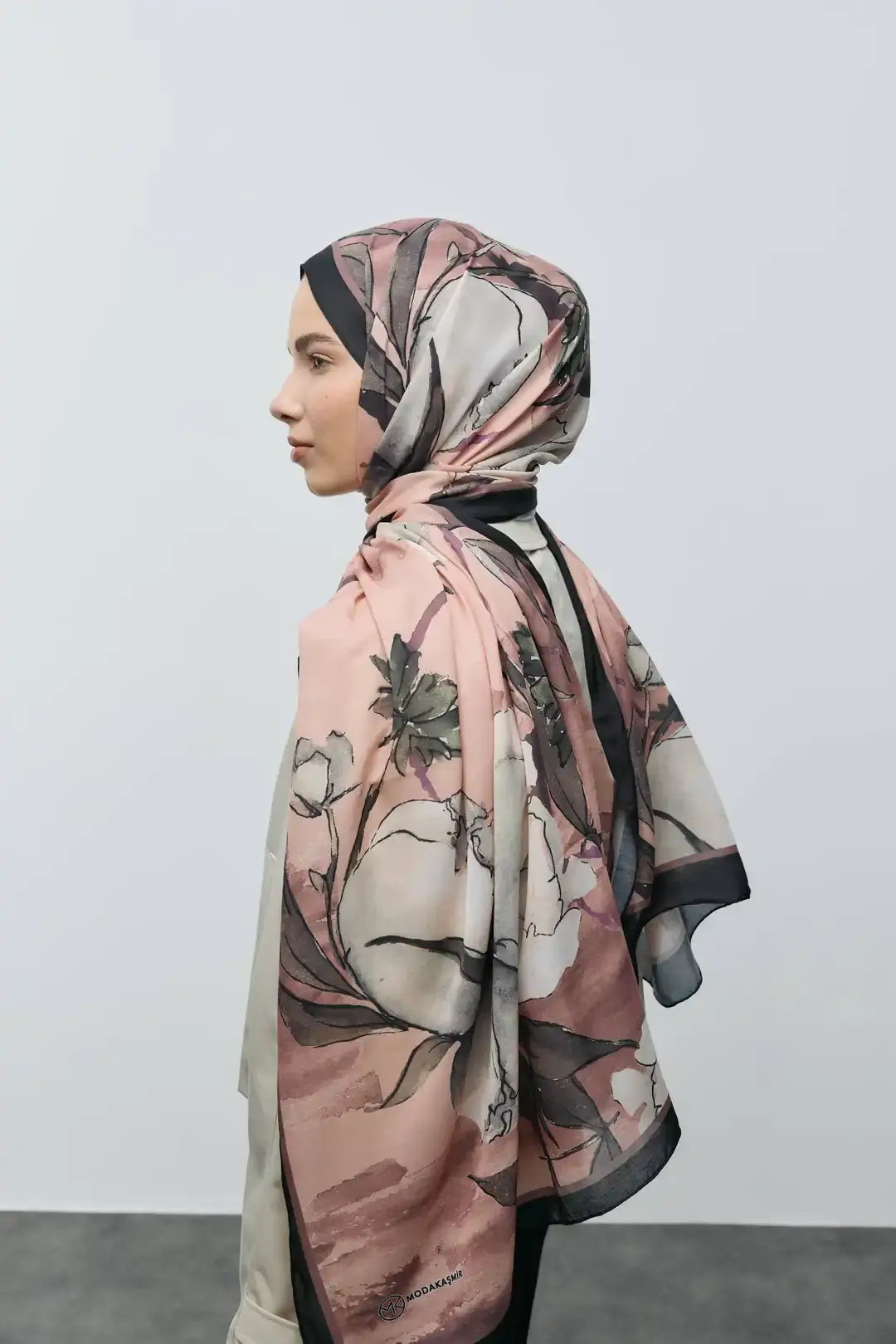 Pamuk Şal Nileya Desen Siyah-Vizon model üzerinde dökümlü duruş