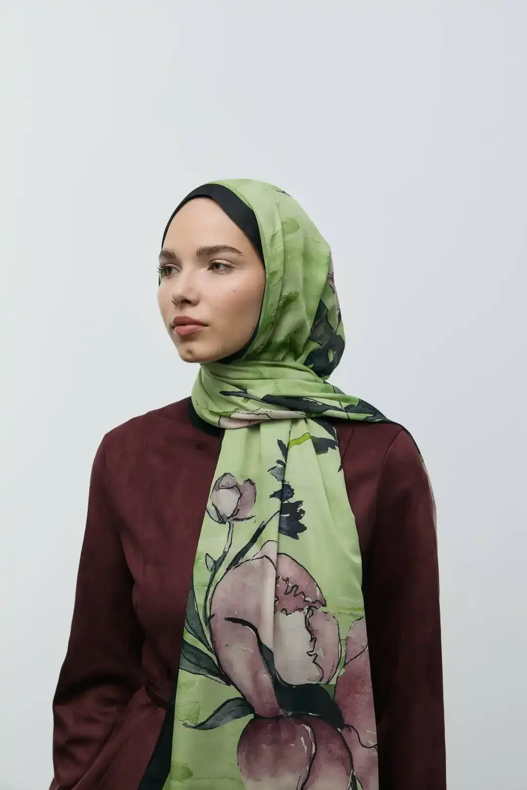 Pamuk Şal Nileya Desen Siyah-Yeşil model üzerinde dökümlü duruş