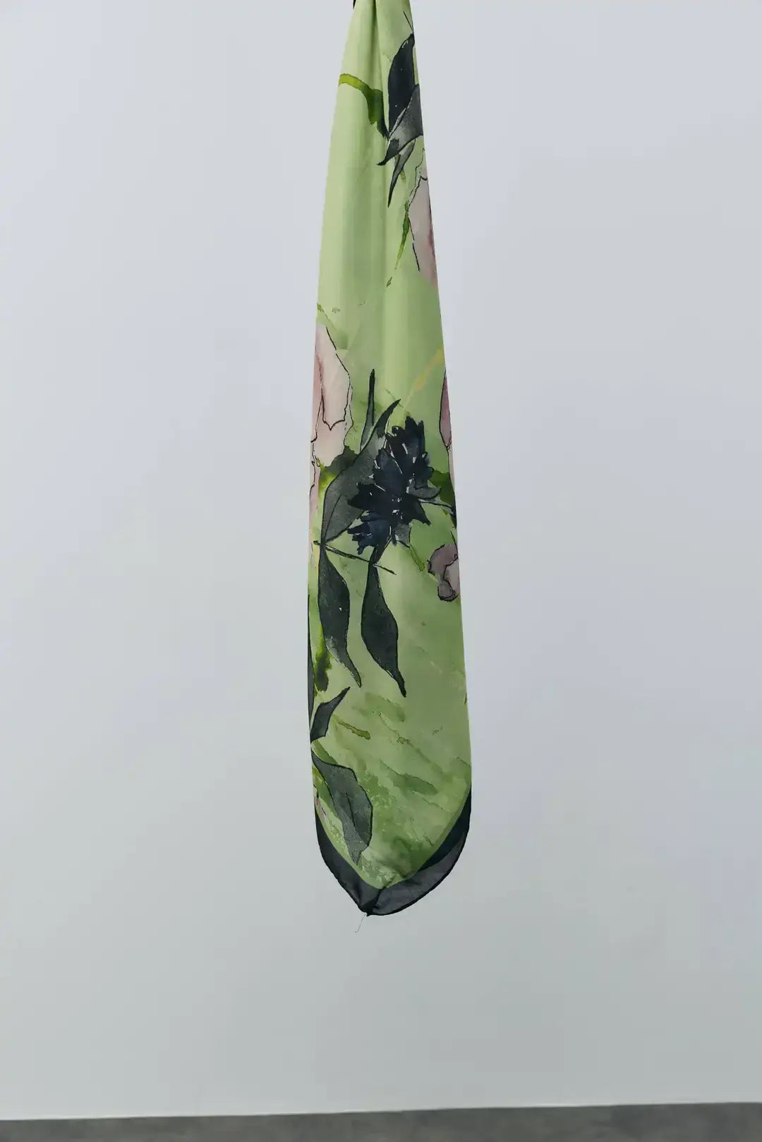 Pamuk Şal Siyah-Yeşil kombin örneği doğal ışıkta