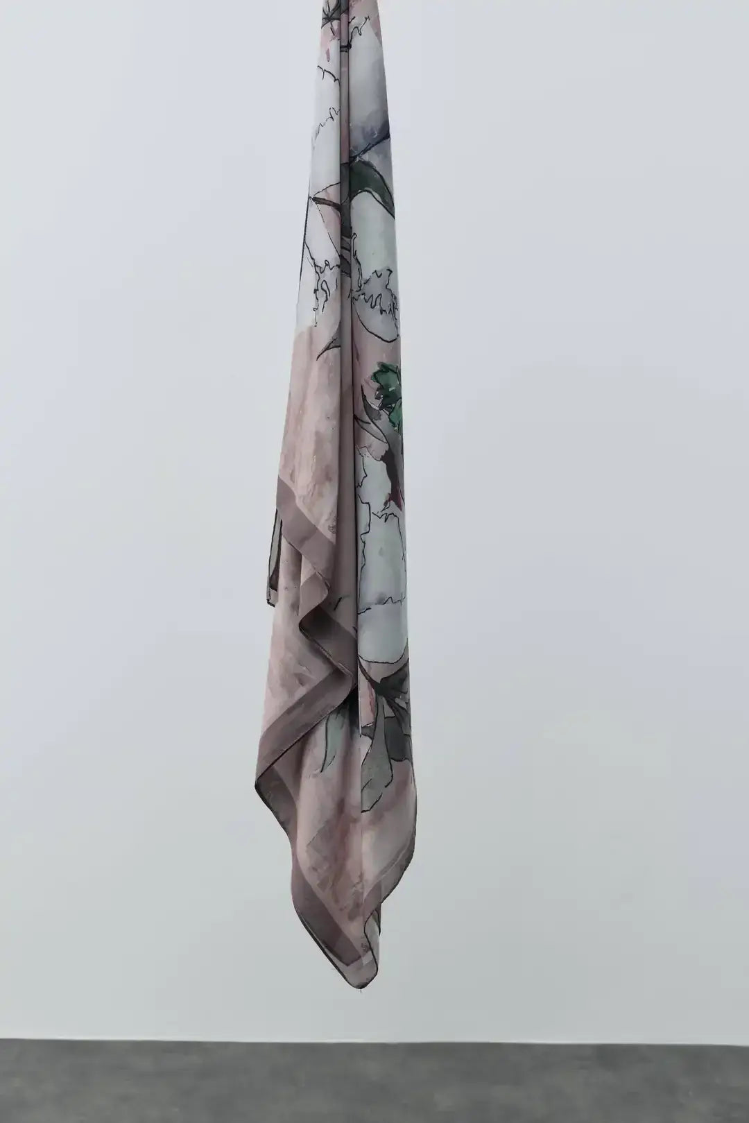 Pamuk Şal Tozlu Kahve kombin örneği doğal ışıkta