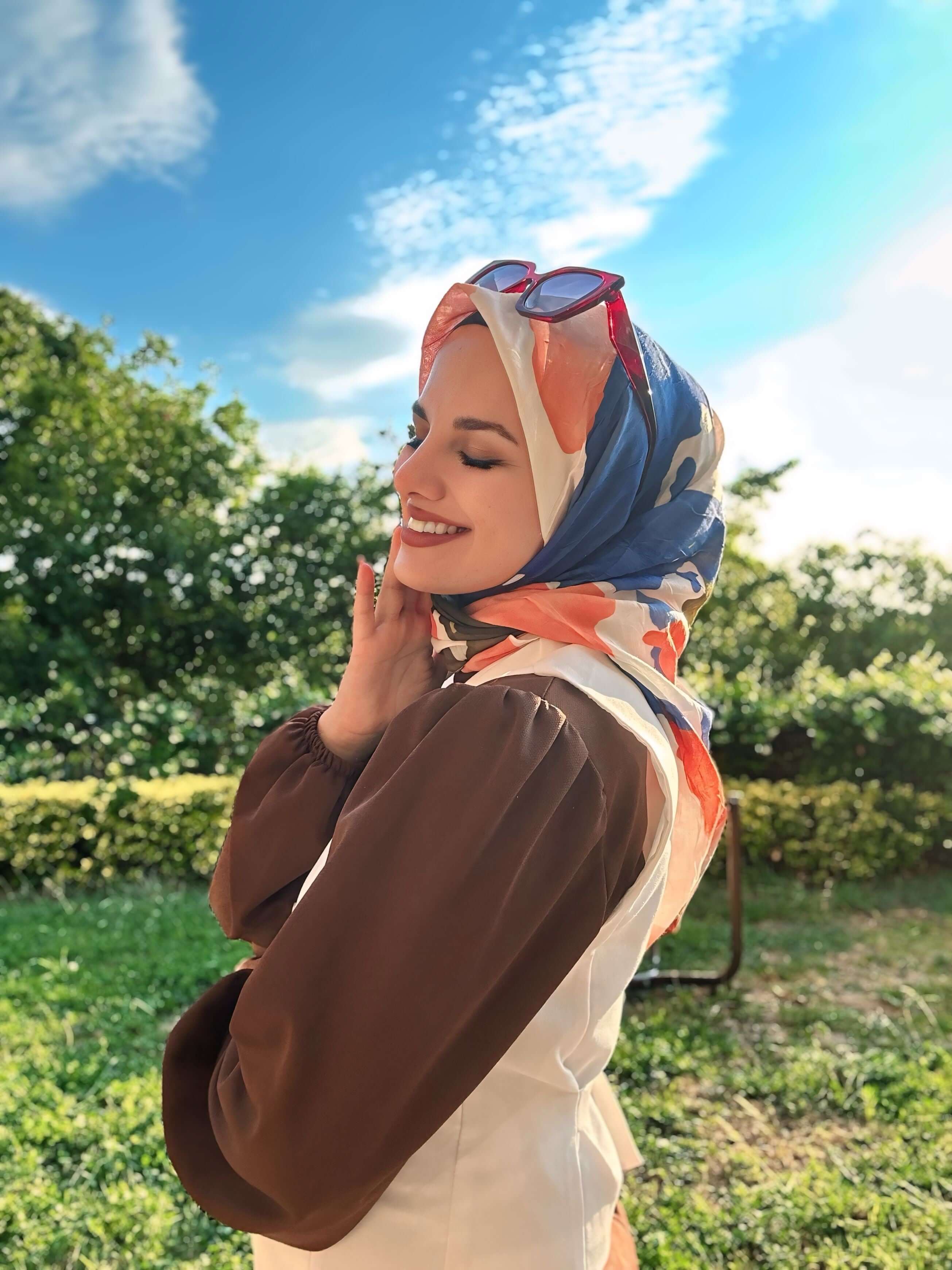 Palet Desen Bambu Eşarp Beyaz Saks Mavisi ile net ve şık stil