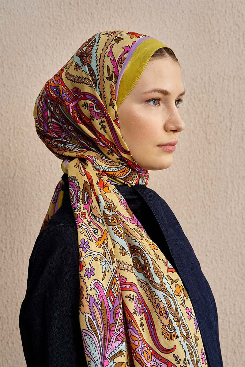 “Moda Nûda pamuk ipek Diamora eşarp – sarı zeminli, etnik desenli ve canlı tonlarıyla dikkat çeken şal modeli, zarif bir duruşla sunuluyor”