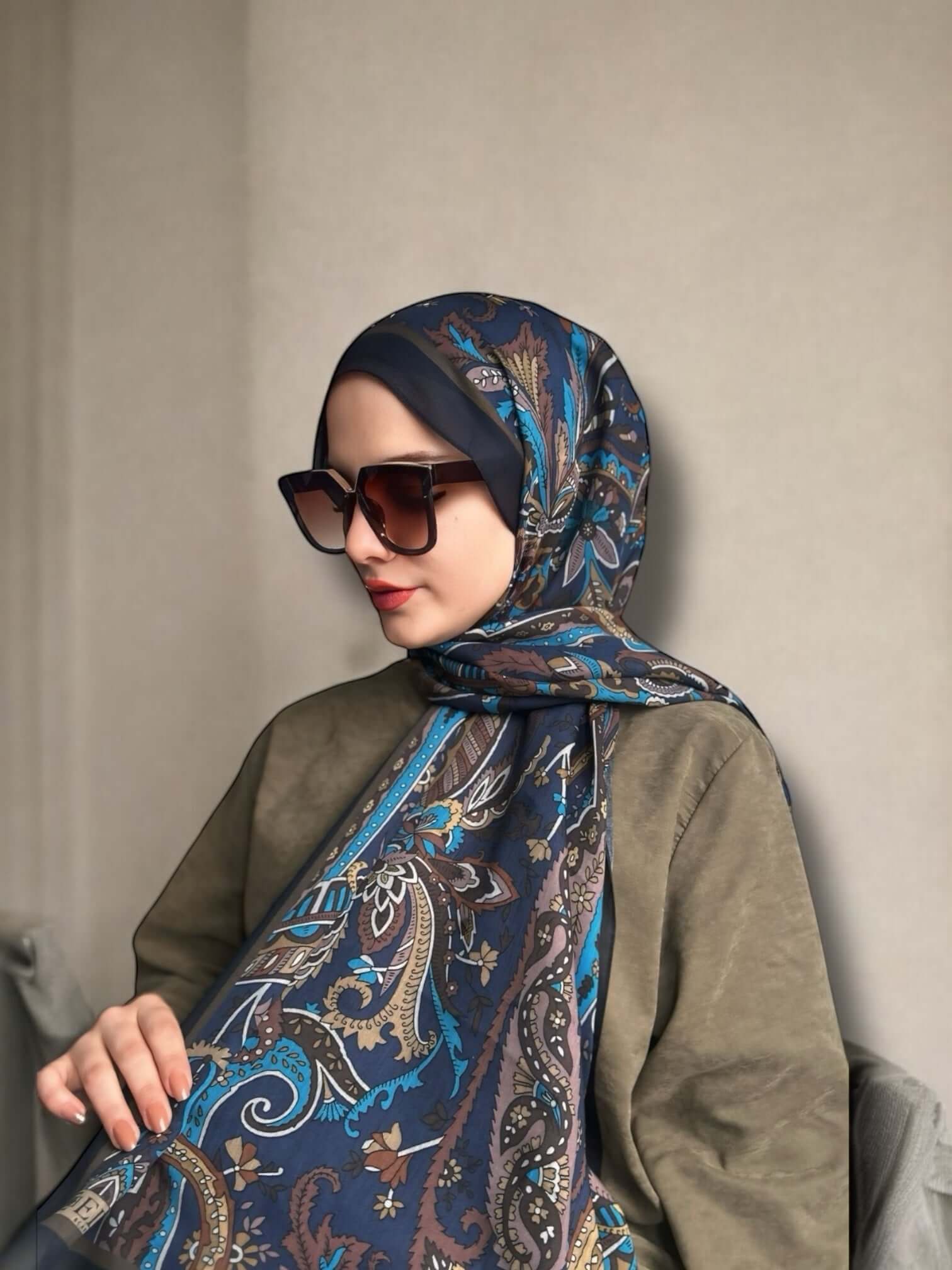 Moda Nûda lacivert Diamora şal pamuk ipek dokusuyla modern şıklık sunar