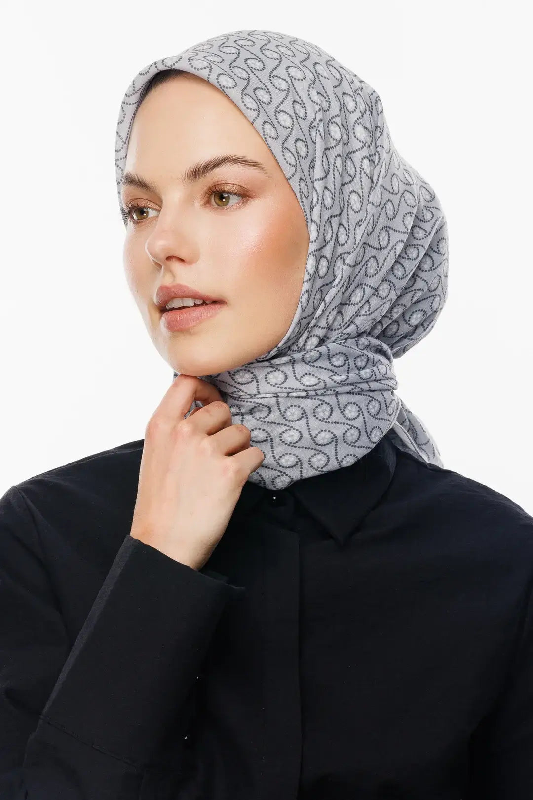 Retro Eşarp Koleksiyonu günlük kombinlerde kullanılan eşarp
