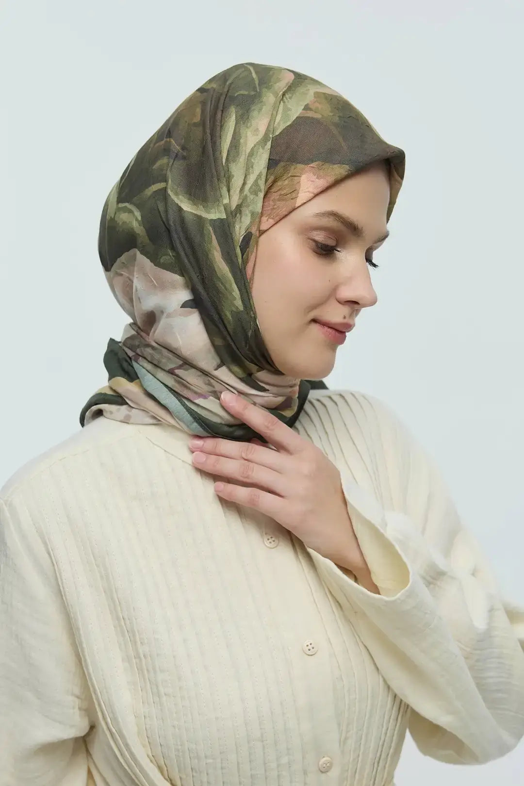 Bambu Eşarp model üzerinde zarif duruş Haki ton