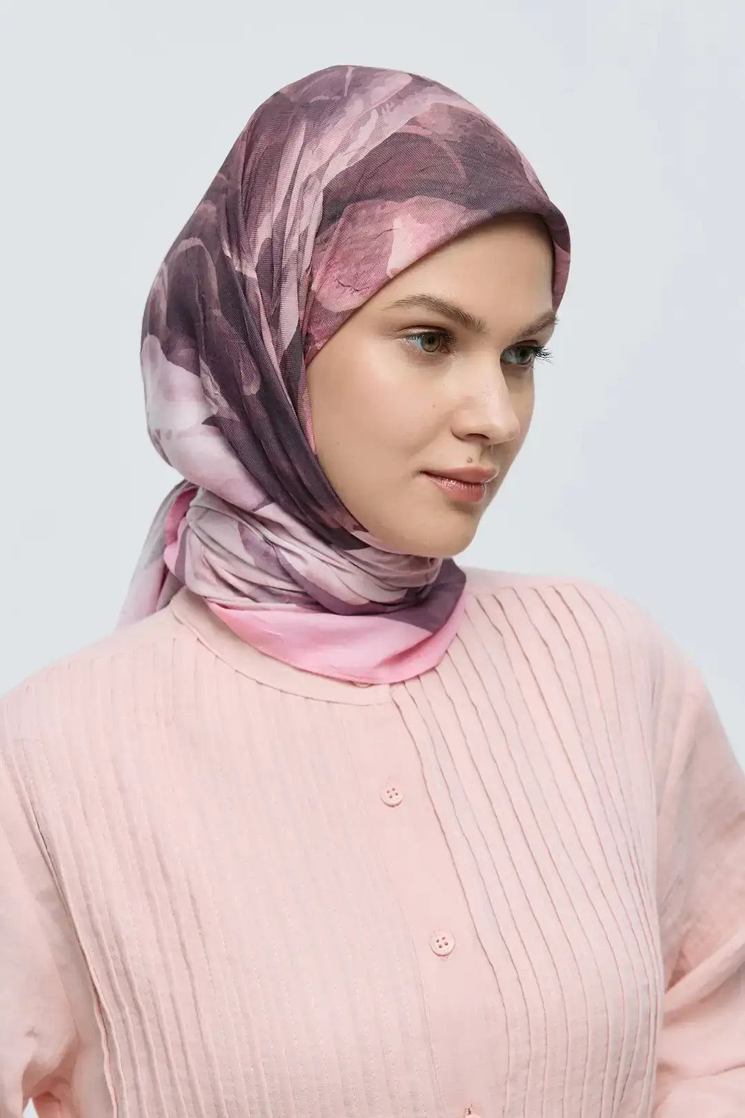 Bambu Eşarp model üzerinde zarif duruş Pembe ton