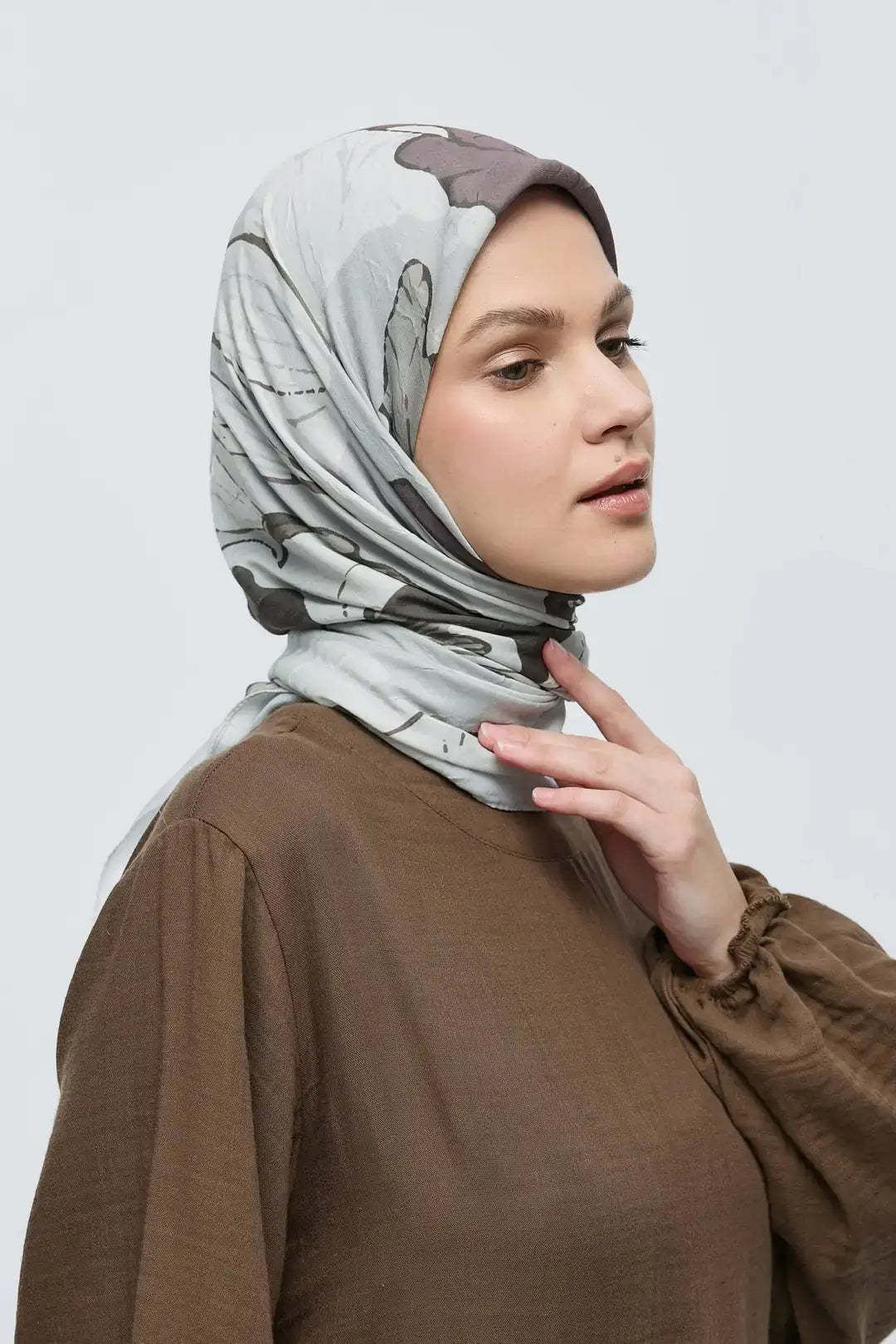 Bambu Eşarp model üzerinde zarif duruş Antik Bej ton