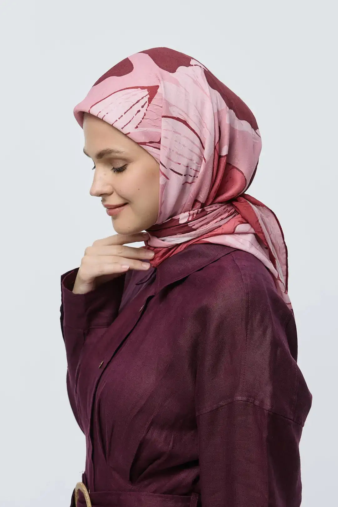 Bambu Eşarp model üzerinde zarif duruş Bordo ton