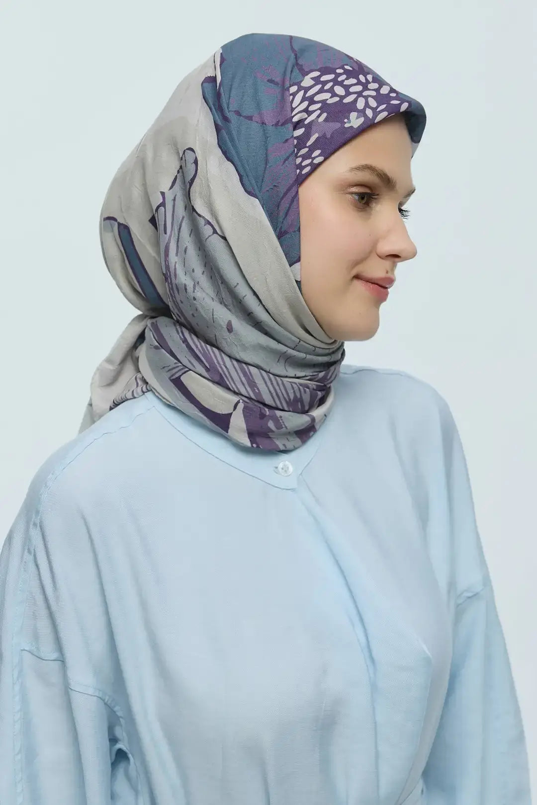 Bambu Eşarp model üzerinde zarif duruş İğde ton