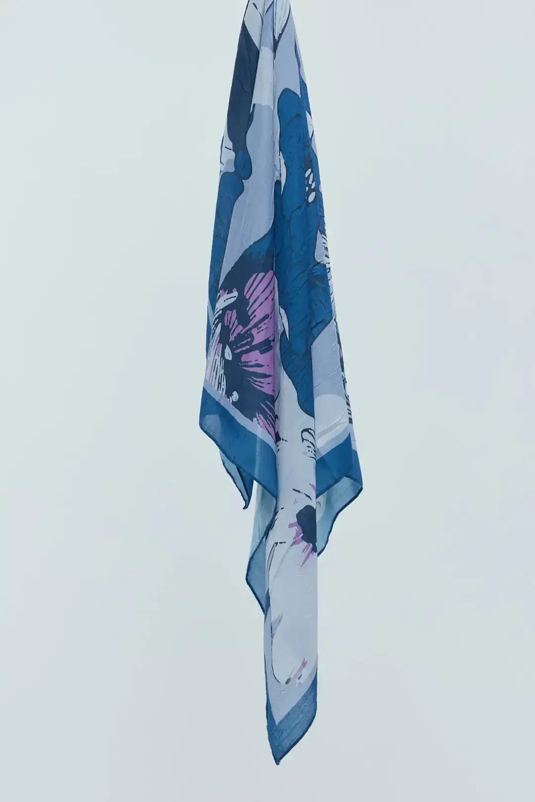 Bambu Eşarp model üzerinde zarif duruş İndigo ton